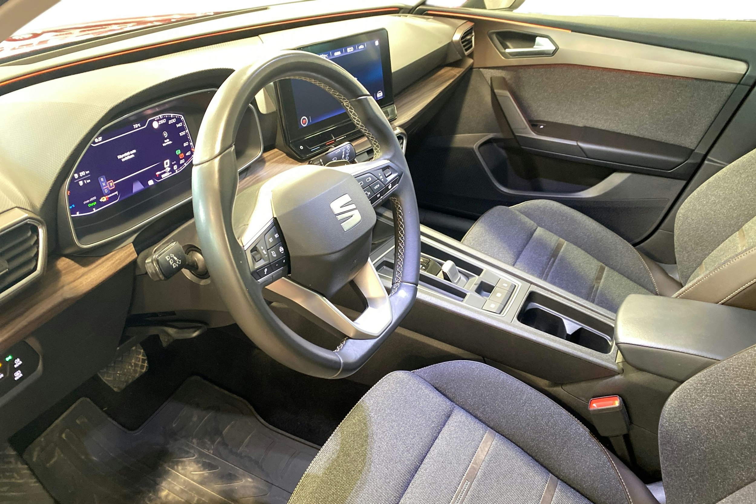 punainen SEAT Leon 2022 kuva 7.