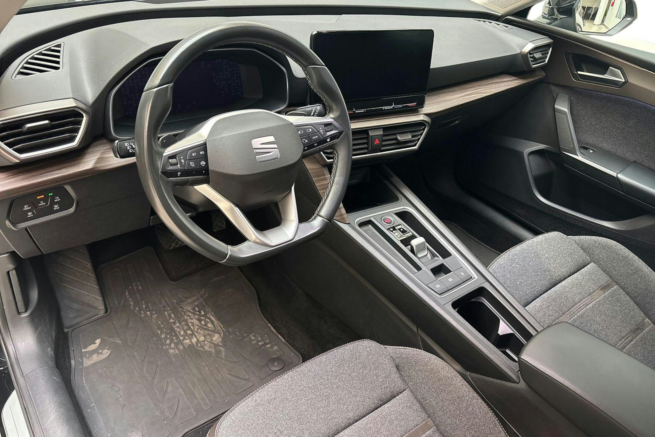 musta SEAT Leon 2022 kuva 8.