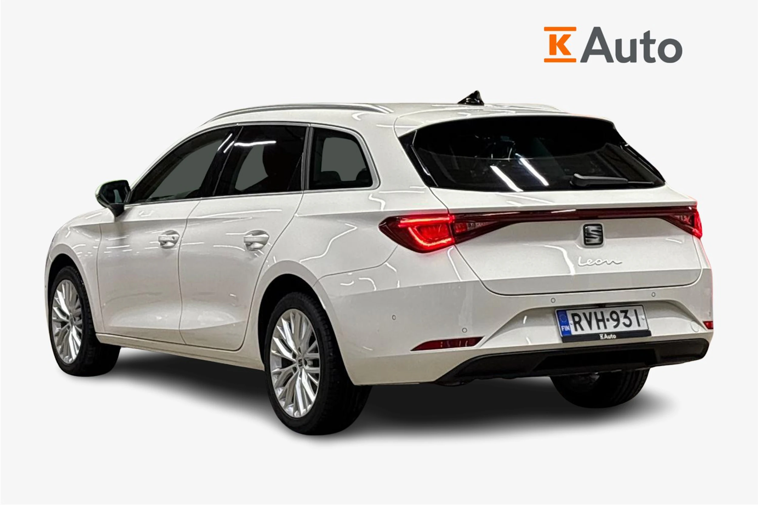 valkoinen SEAT Leon 2023 kuva 2.
