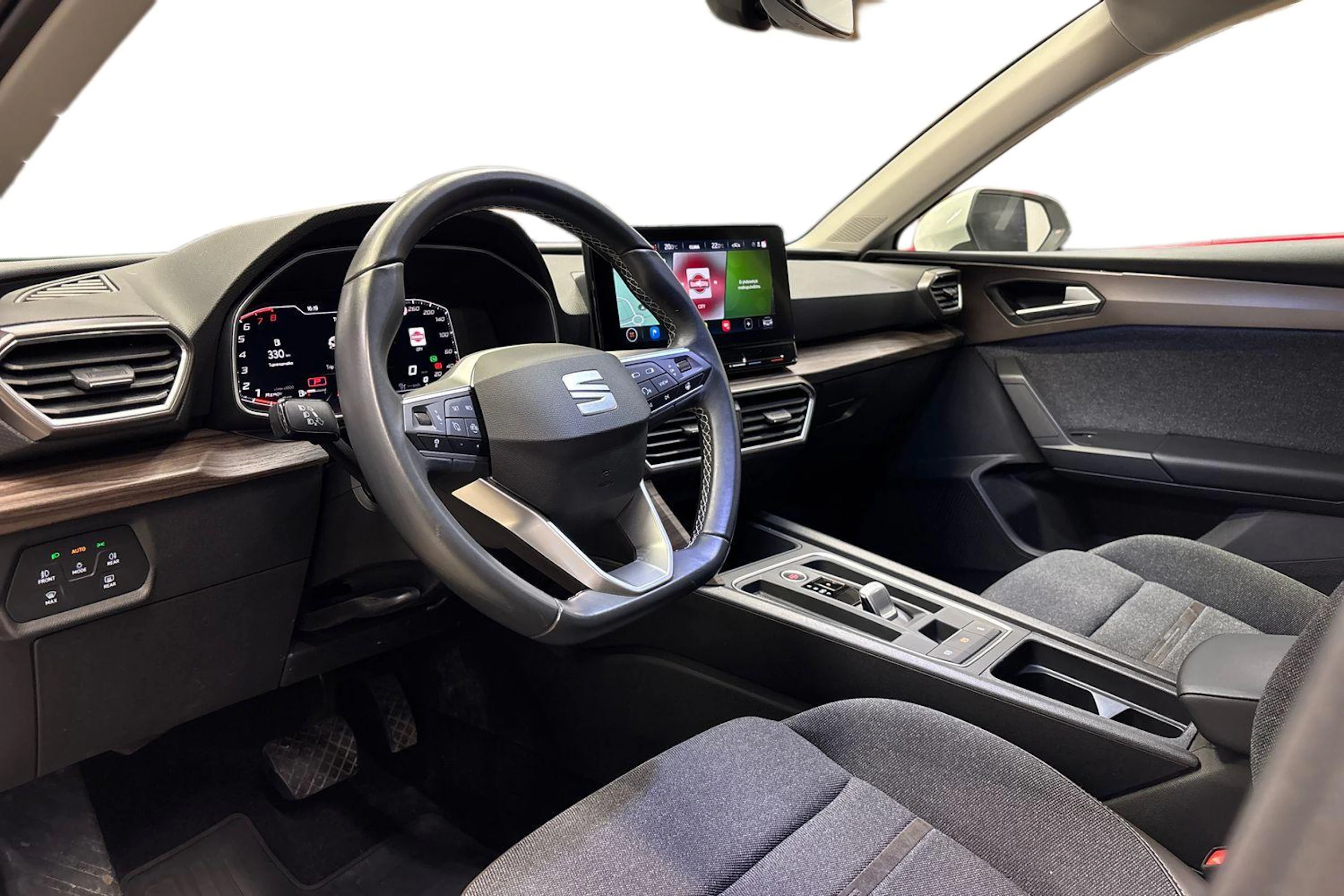 valkoinen SEAT Leon 2023 kuva 6.