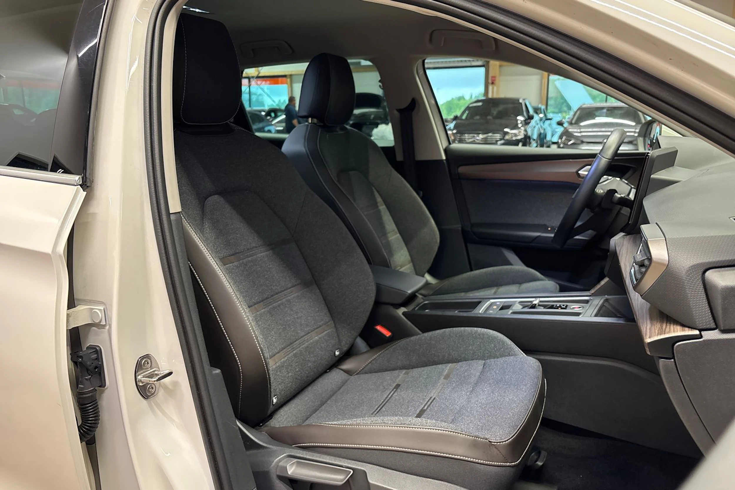 valkoinen SEAT Leon 2023 kuva 11.