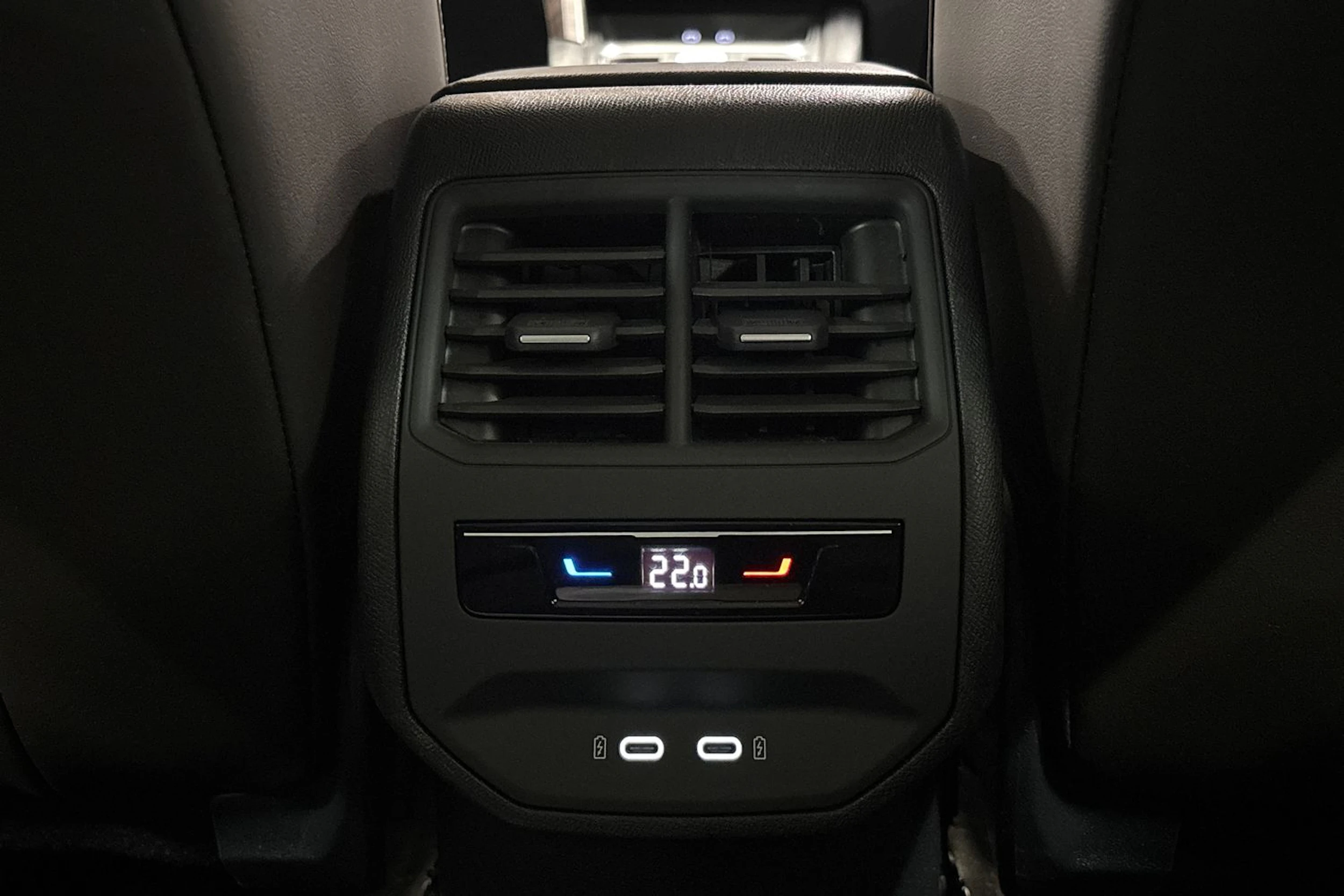 valkoinen SEAT Leon 2023 kuva 12.