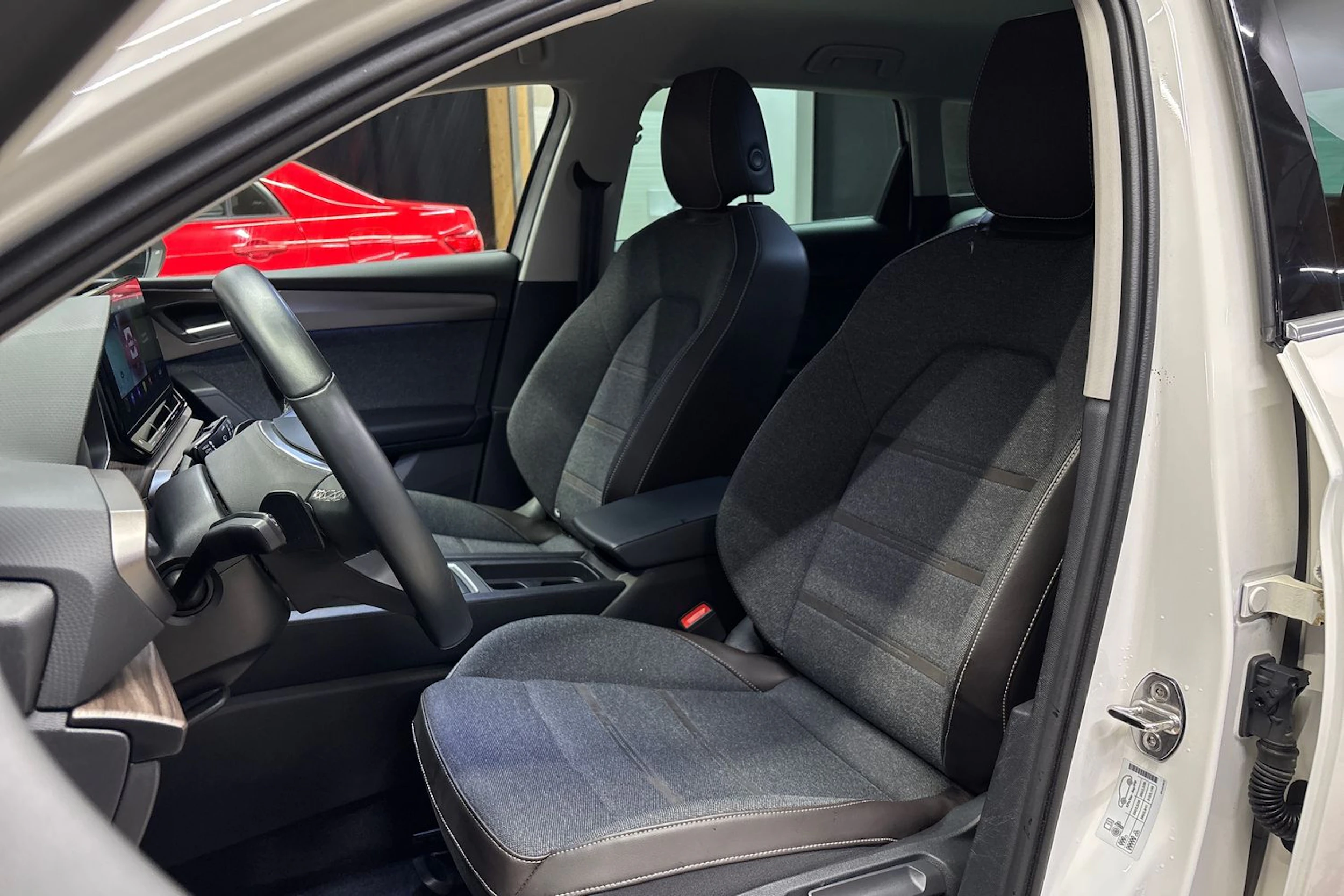 valkoinen SEAT Leon 2023 kuva 13.