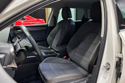 valkoinen SEAT Leon 2023 kuva 13.