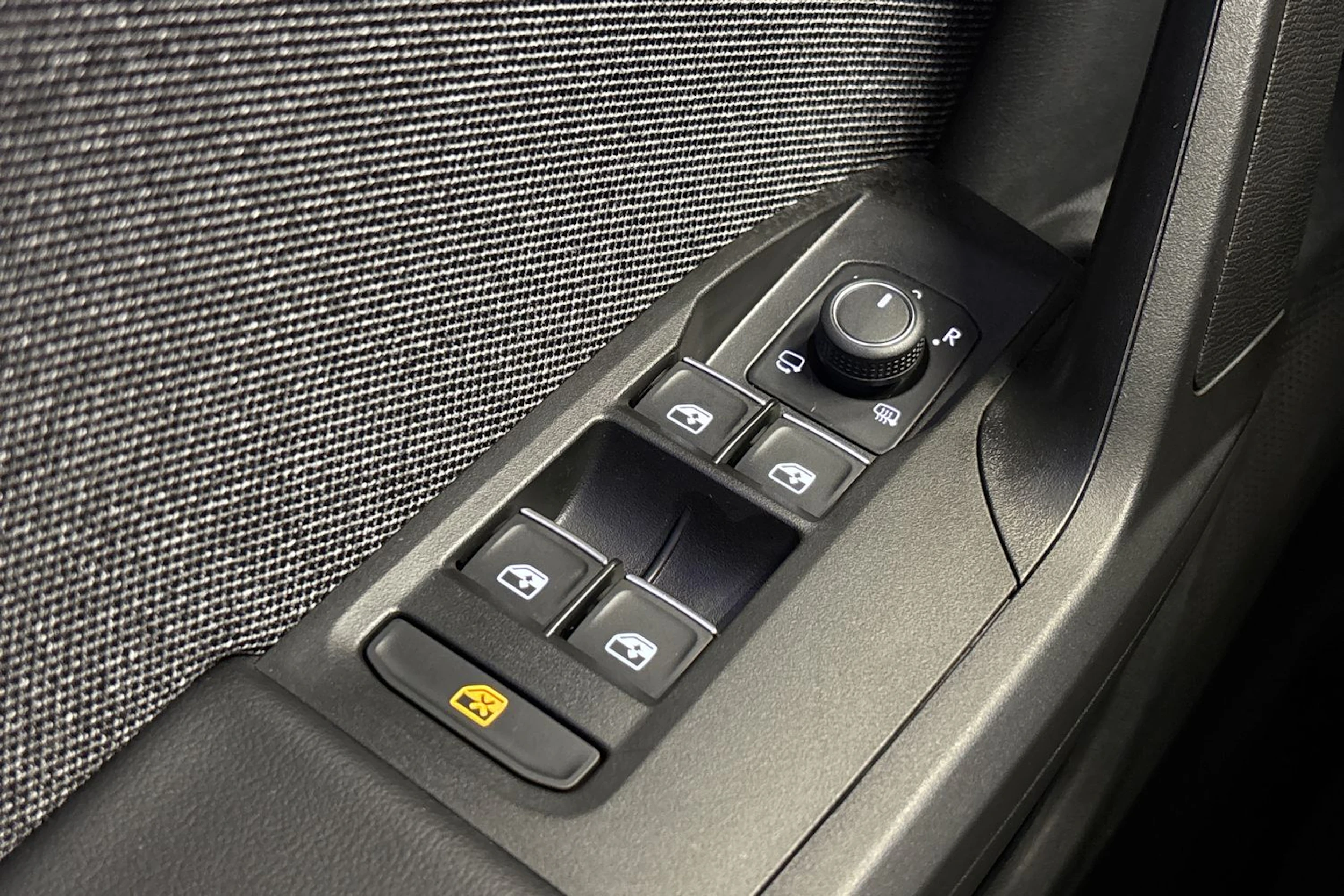 valkoinen SEAT Leon 2023 kuva 14.