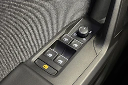 valkoinen SEAT Leon 2023 kuva 14.