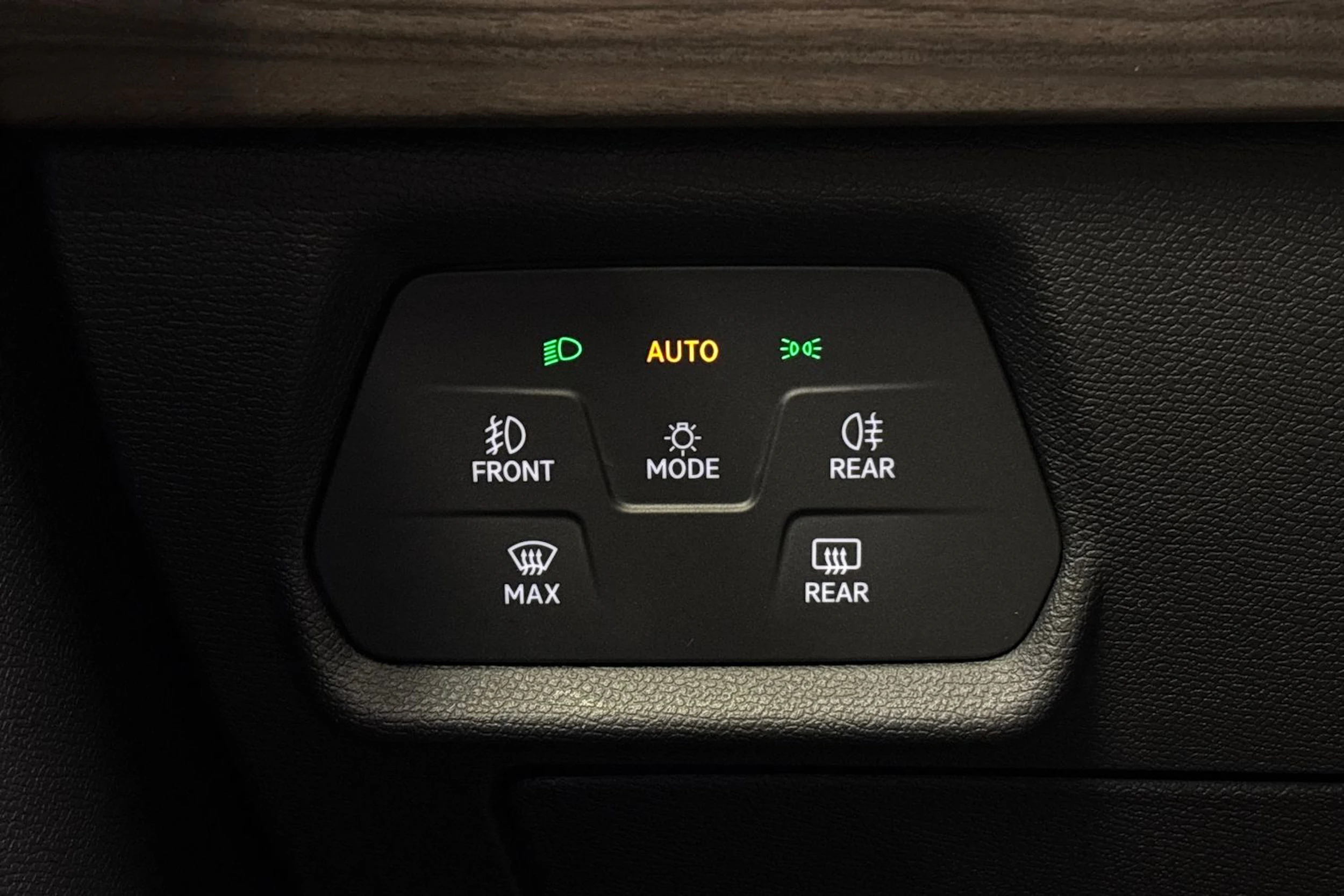 valkoinen SEAT Leon 2023 kuva 15.