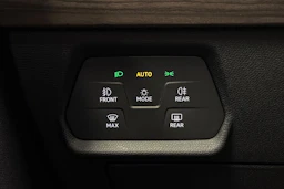 valkoinen SEAT Leon 2023 kuva 15.