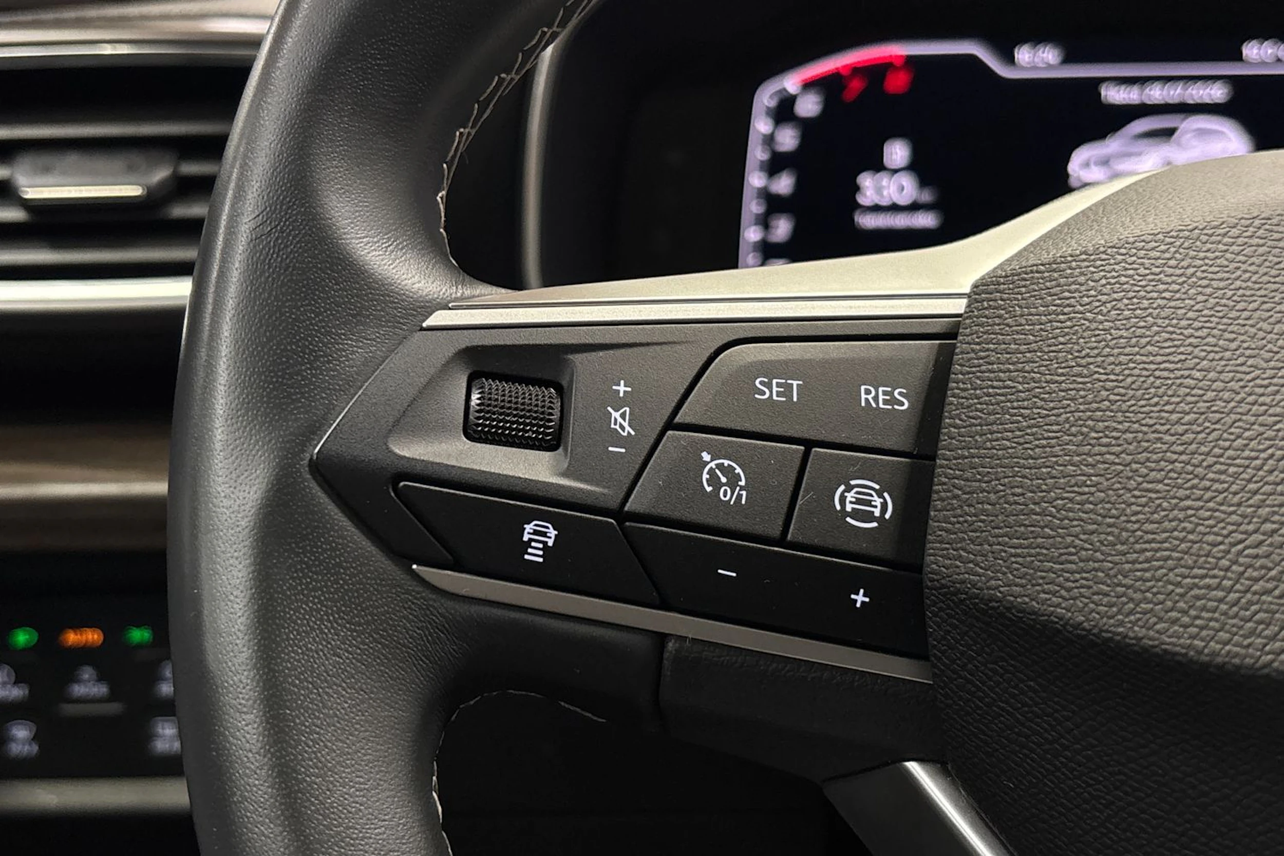 valkoinen SEAT Leon 2023 kuva 16.