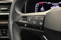 valkoinen SEAT Leon 2023 kuva 16.