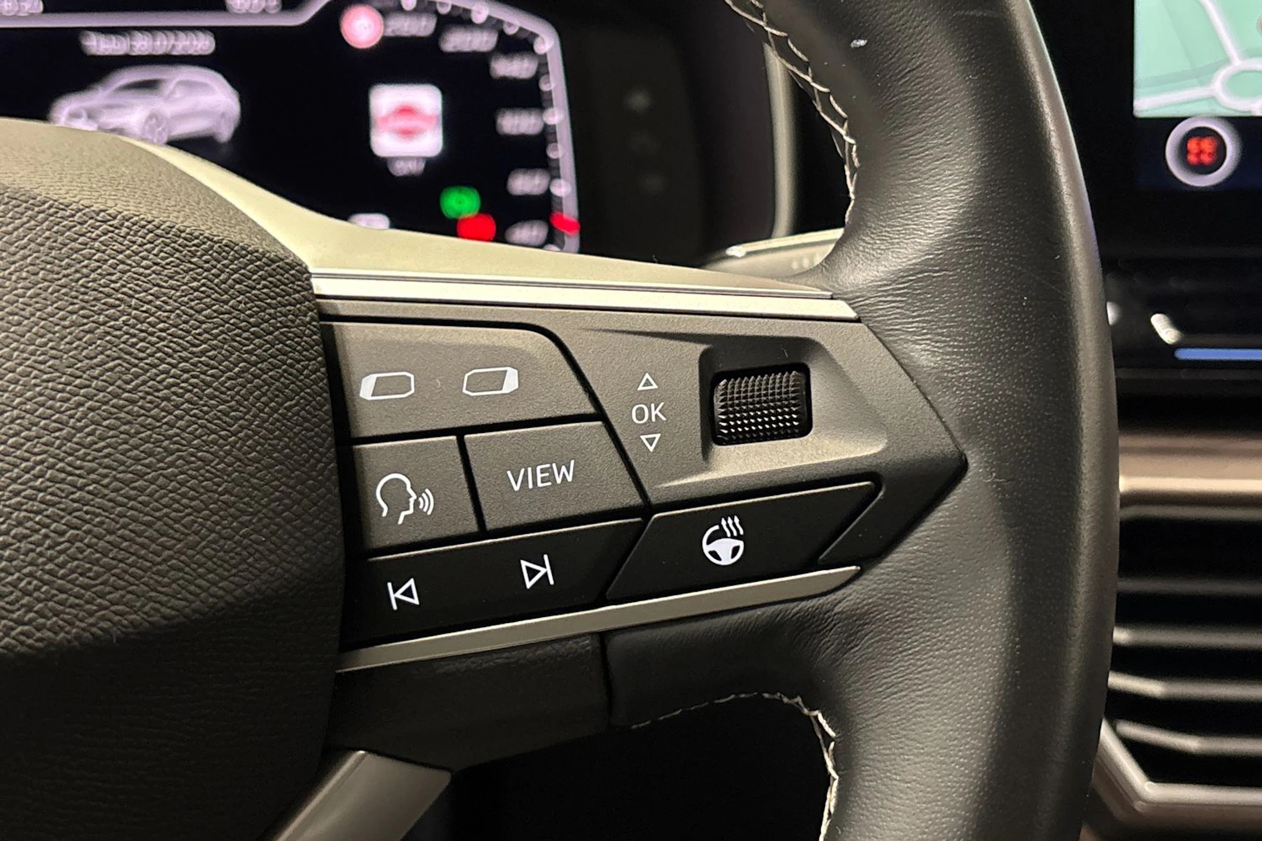 valkoinen SEAT Leon 2023 kuva 17.