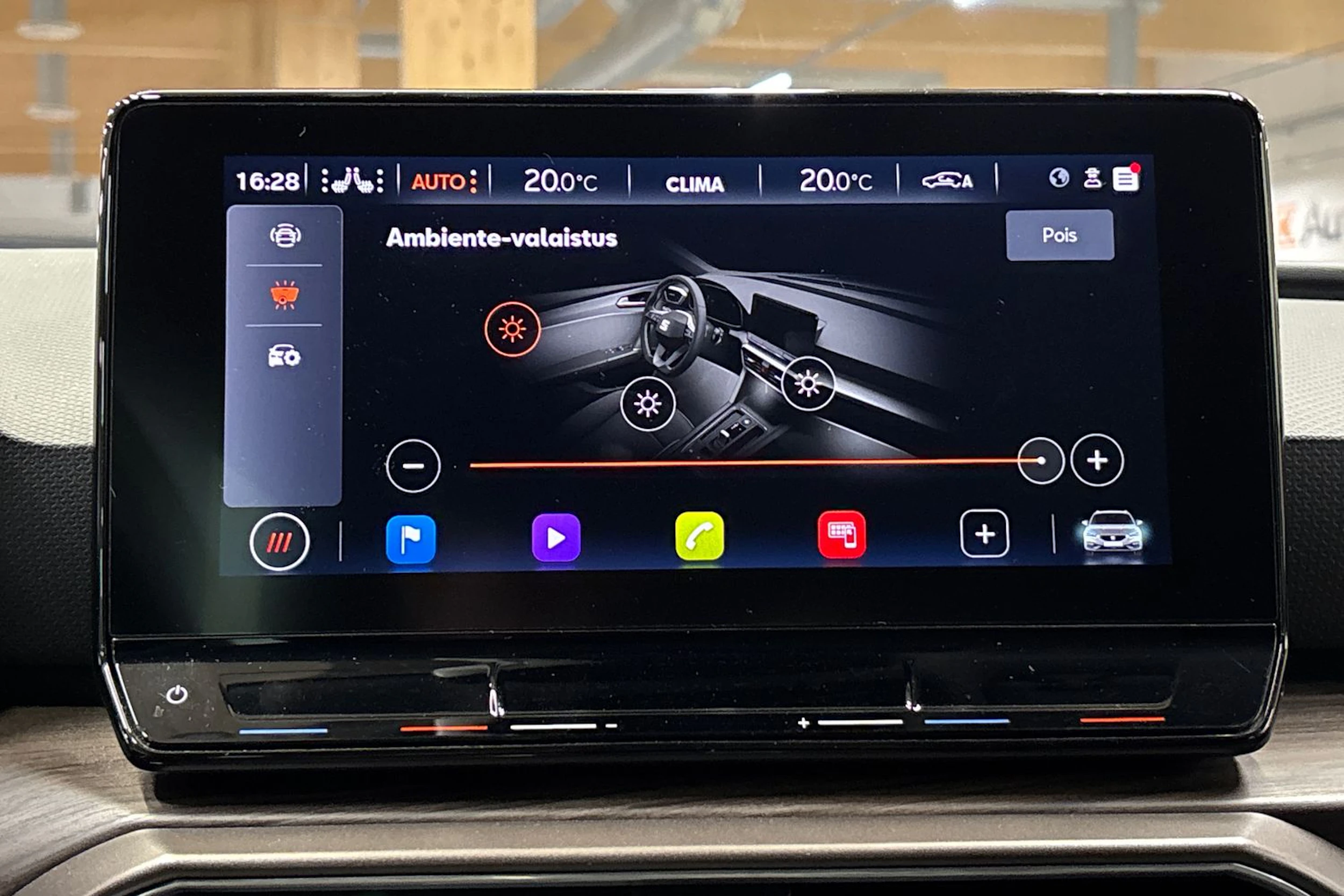 valkoinen SEAT Leon 2023 kuva 26.