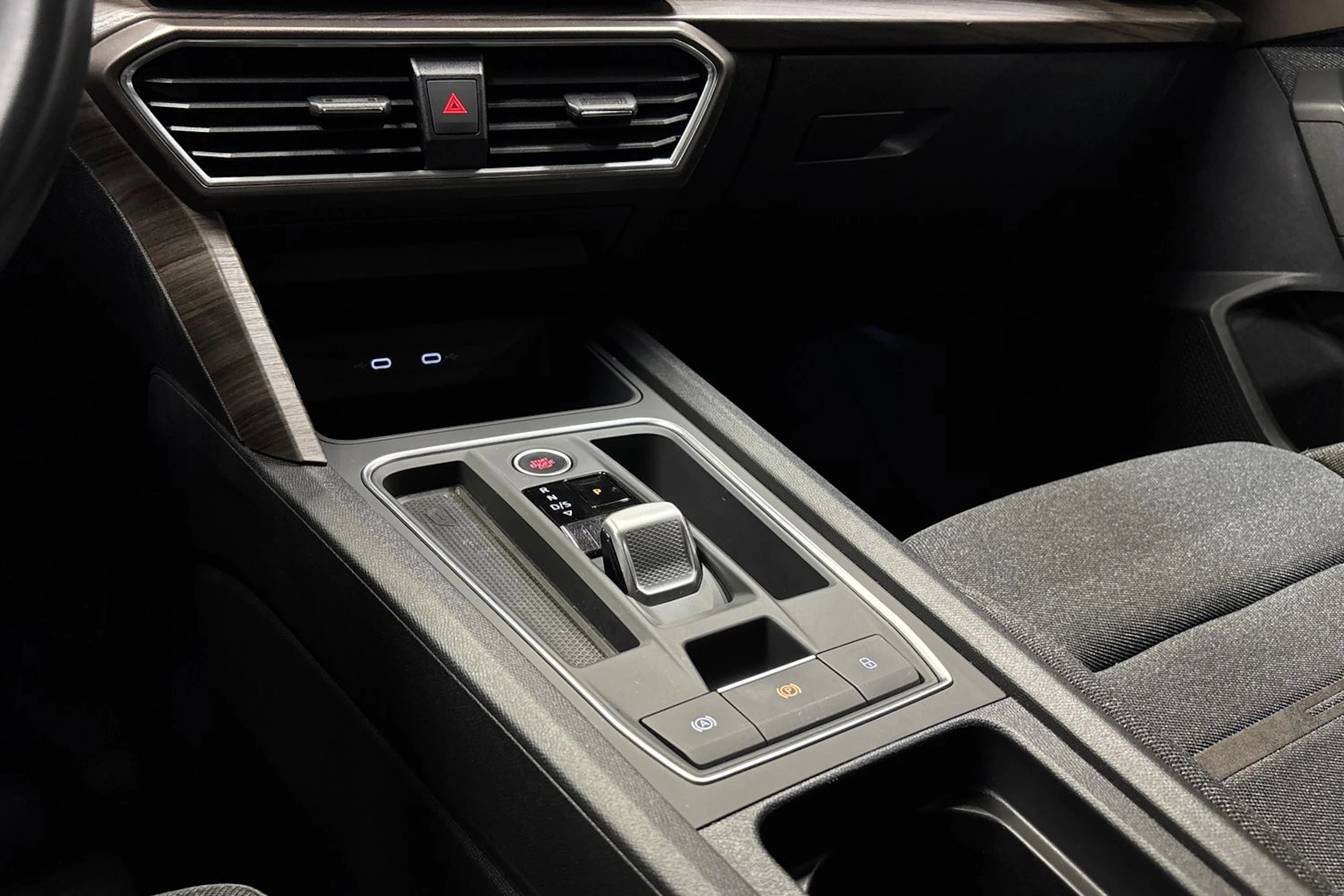 valkoinen SEAT Leon 2023 kuva 30.