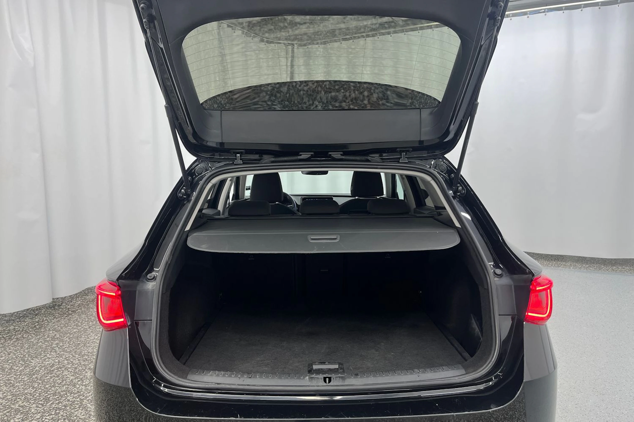 musta SEAT Leon Sportstourer 2024 kuva 11.