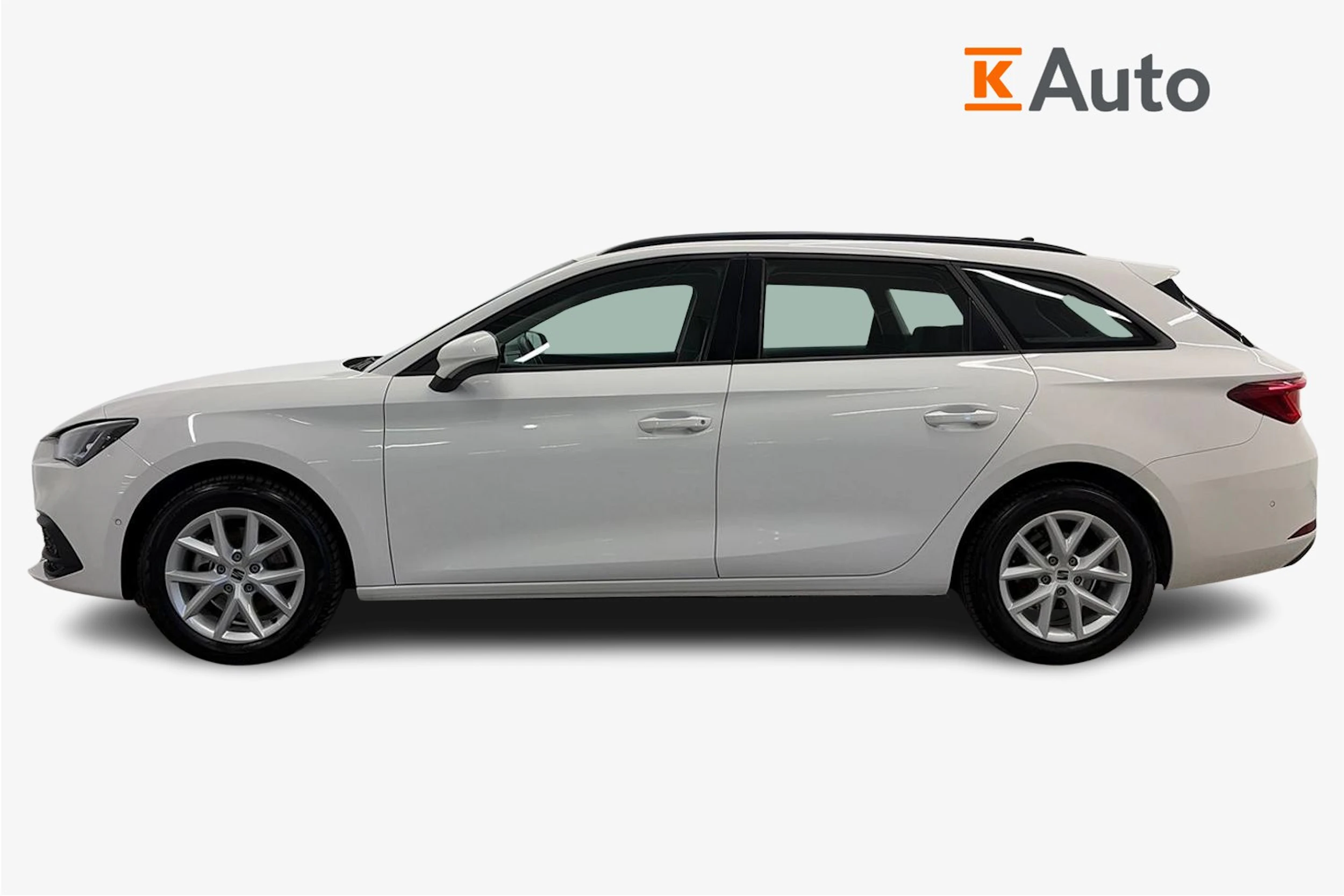 valkoinen SEAT Leon Sportstourer 2024 kuva 5.
