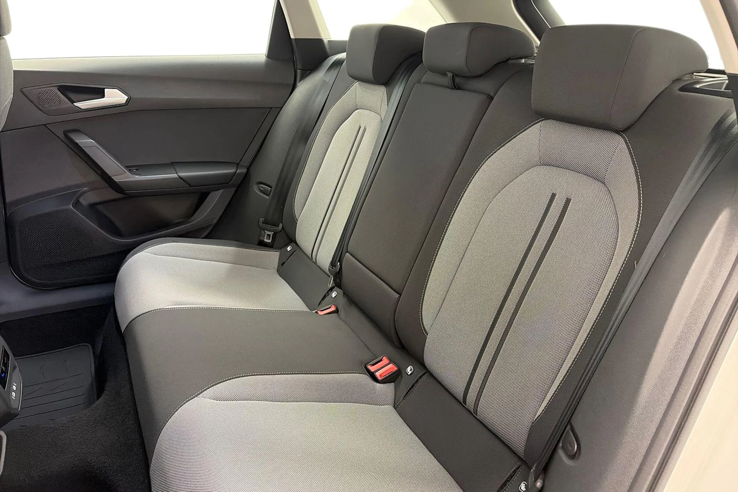valkoinen SEAT Leon Sportstourer 2024 kuva 8.