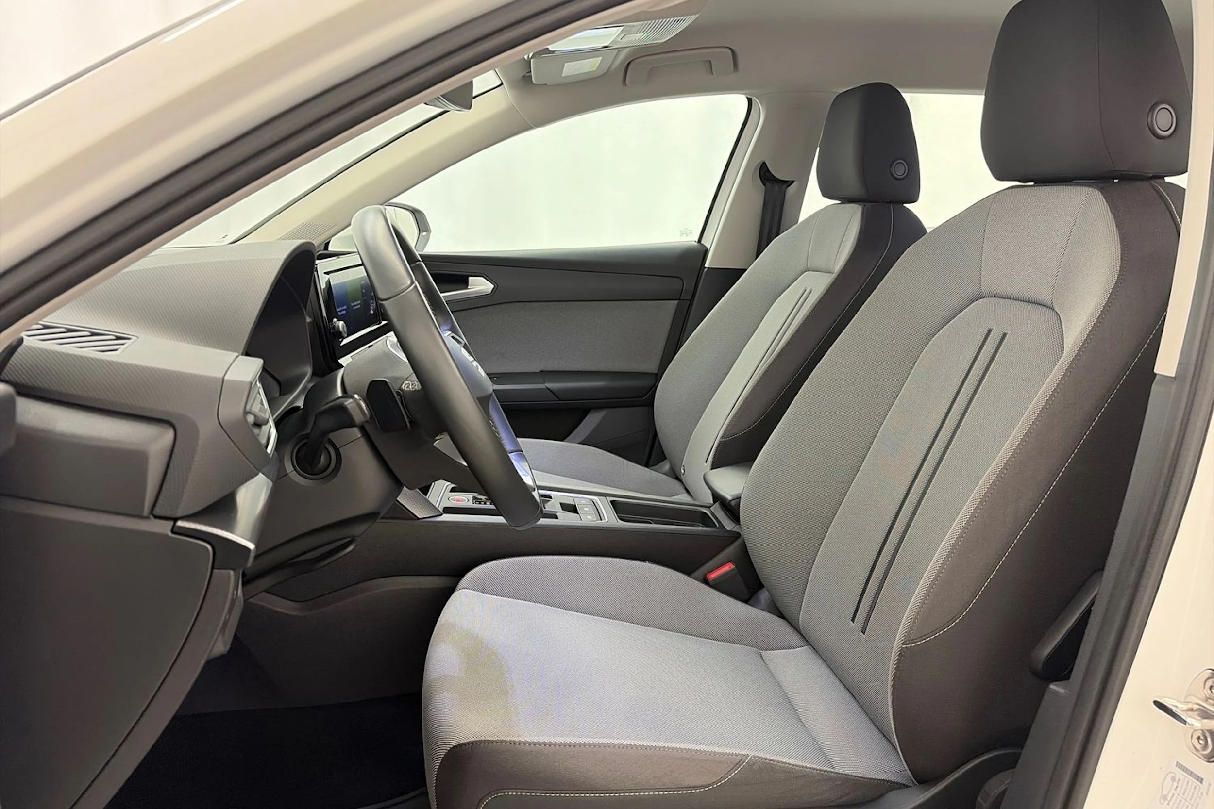 valkoinen SEAT Leon Sportstourer 2024 kuva 12.