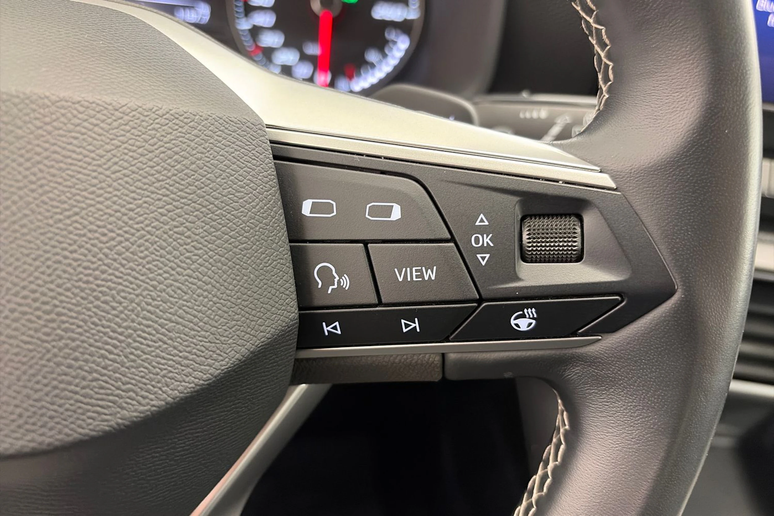 valkoinen SEAT Leon Sportstourer 2024 kuva 15.