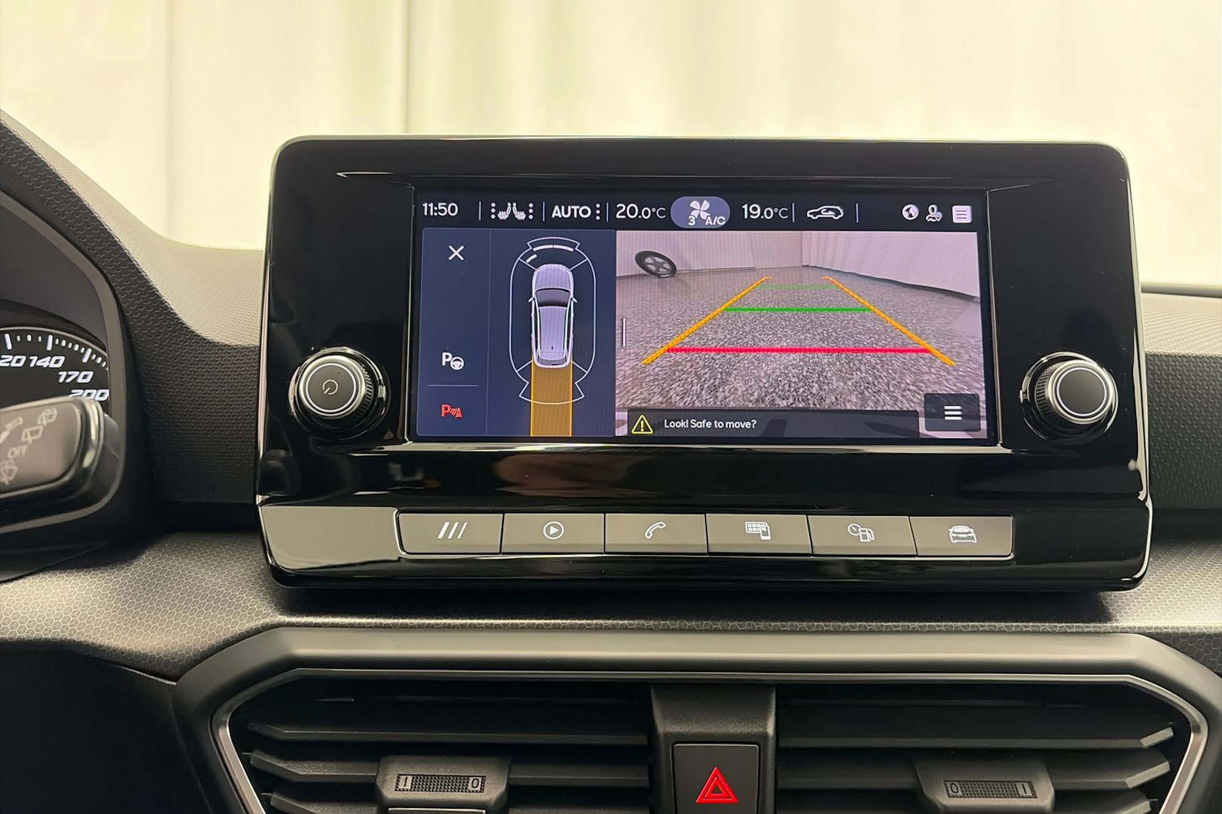 valkoinen SEAT Leon Sportstourer 2024 kuva 16.