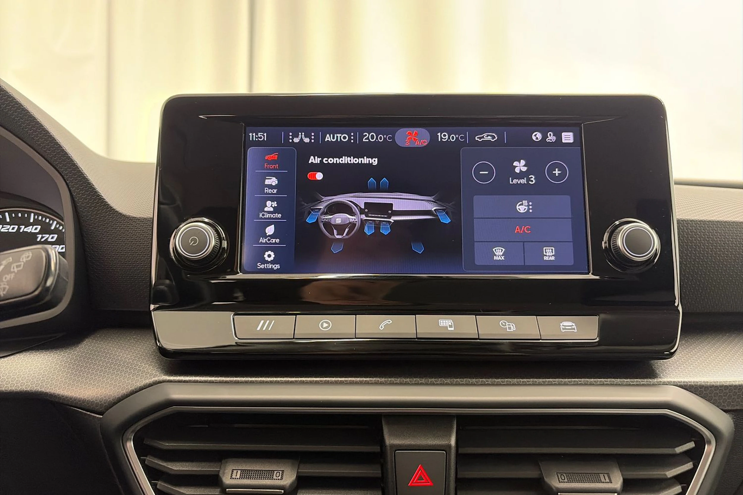 valkoinen SEAT Leon Sportstourer 2024 kuva 19.