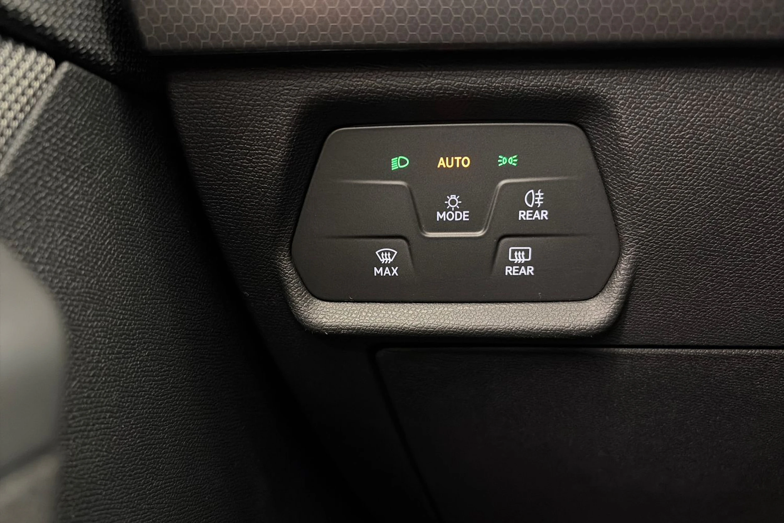 valkoinen SEAT Leon Sportstourer 2024 kuva 20.