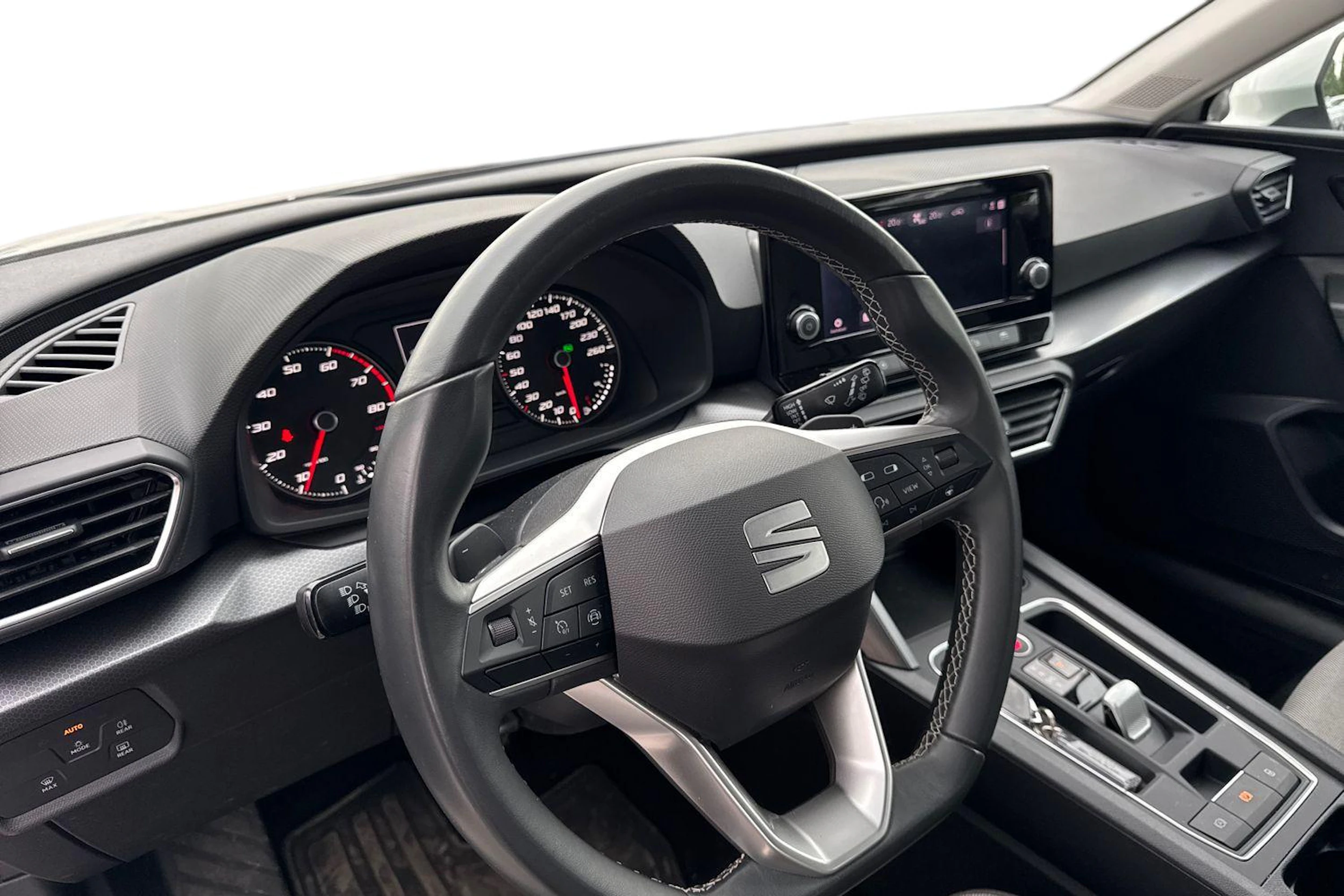valkoinen SEAT Leon Sportstourer 2024 kuva 3.