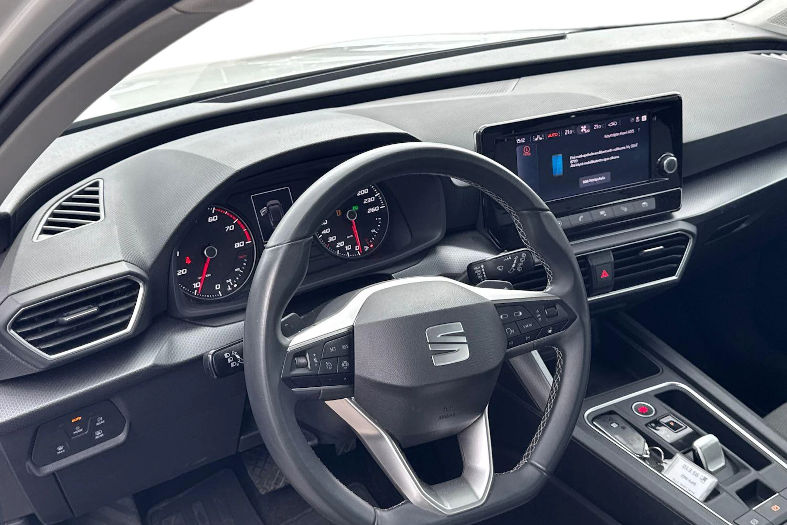 valkoinen SEAT Leon Sportstourer 2024 kuva 3.