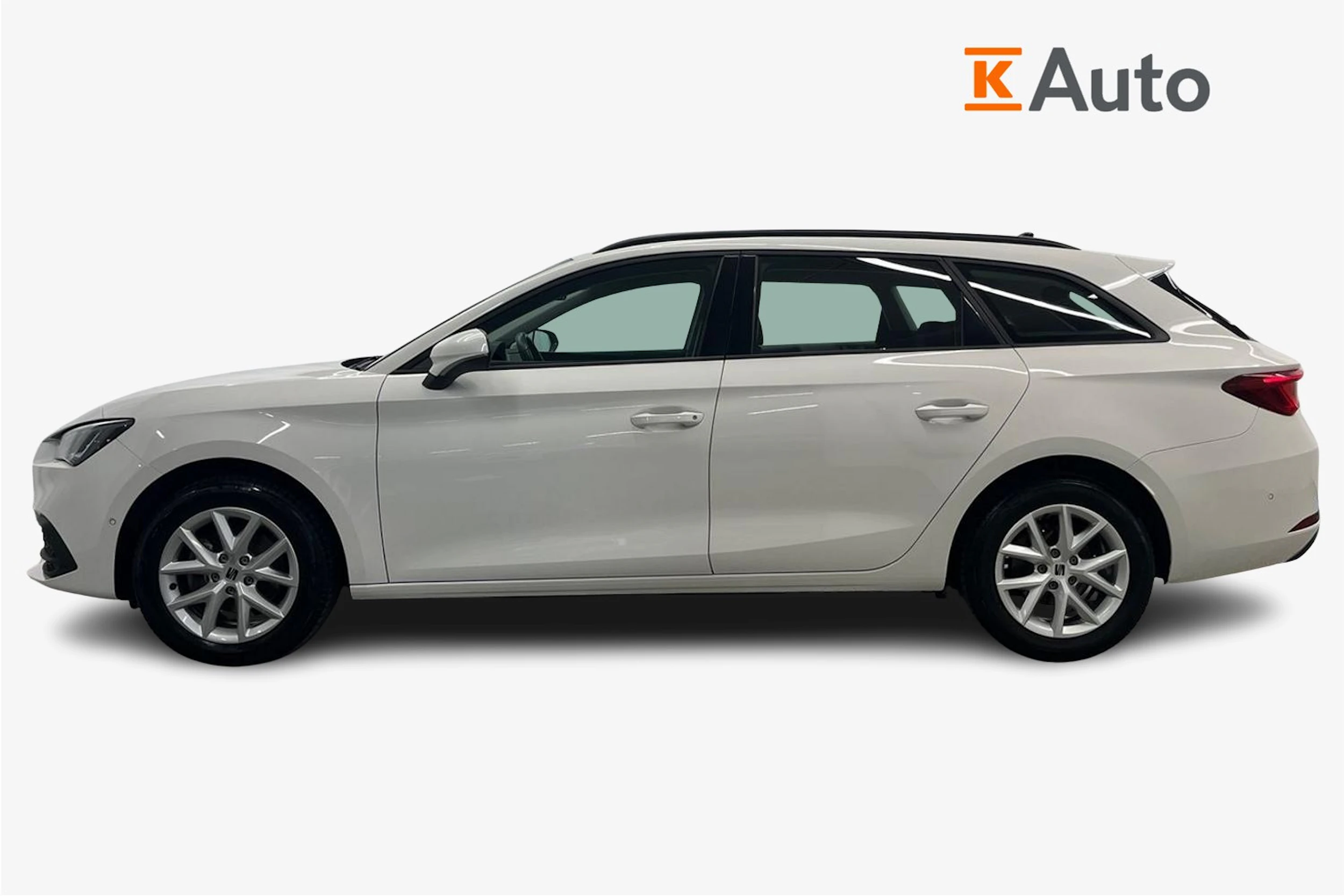 valkoinen SEAT Leon Sportstourer 2024 kuva 5.