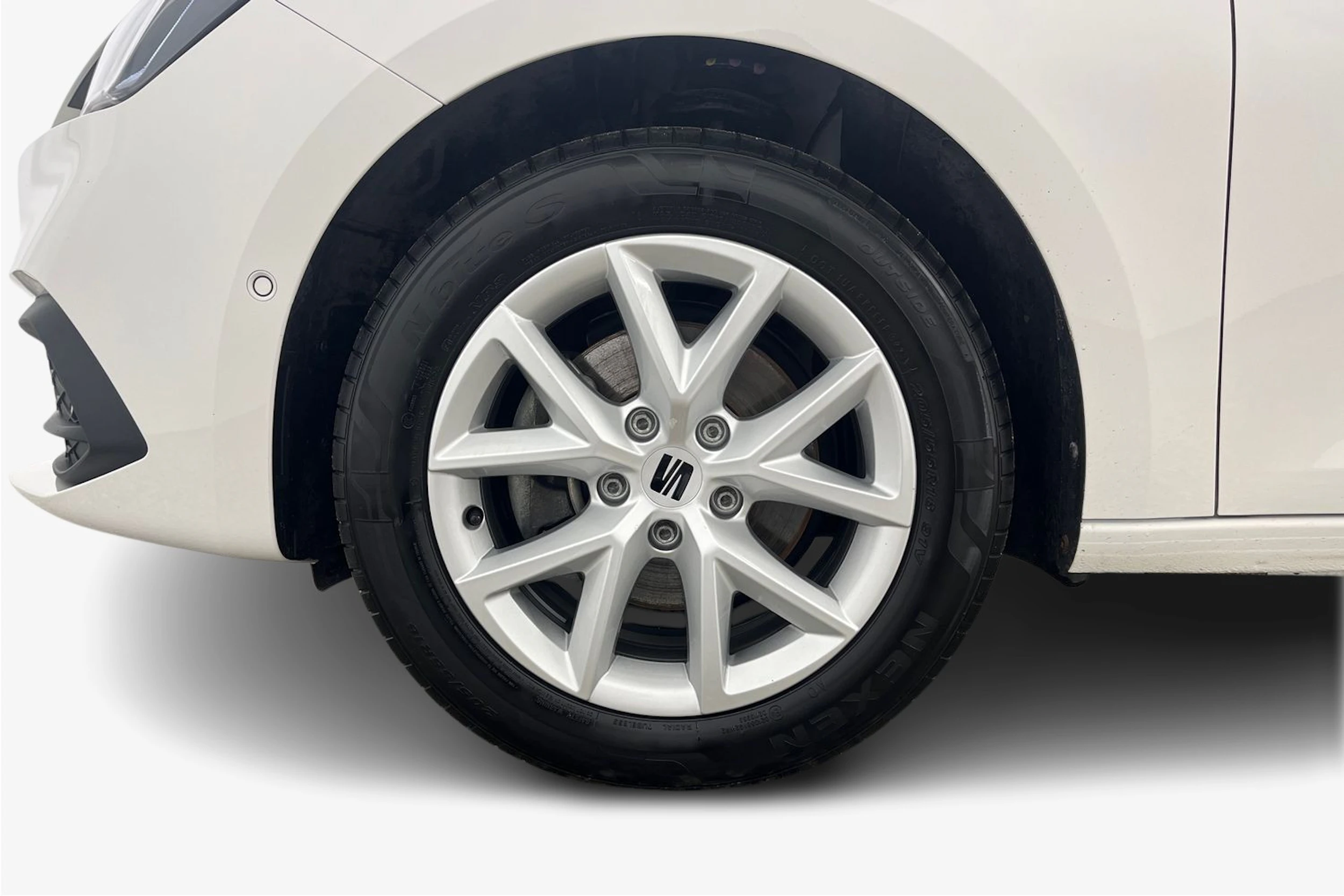 valkoinen SEAT Leon Sportstourer 2024 kuva 9.