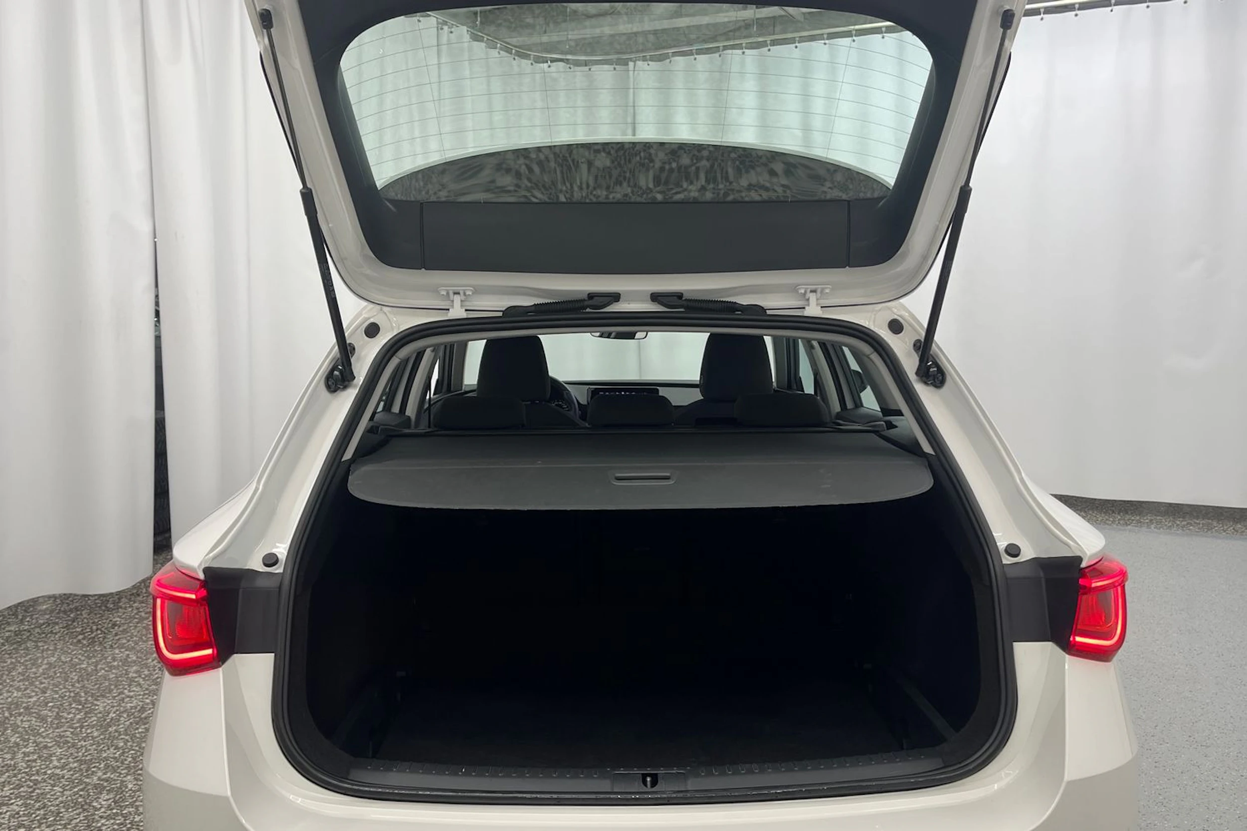 valkoinen SEAT Leon Sportstourer 2024 kuva 11.