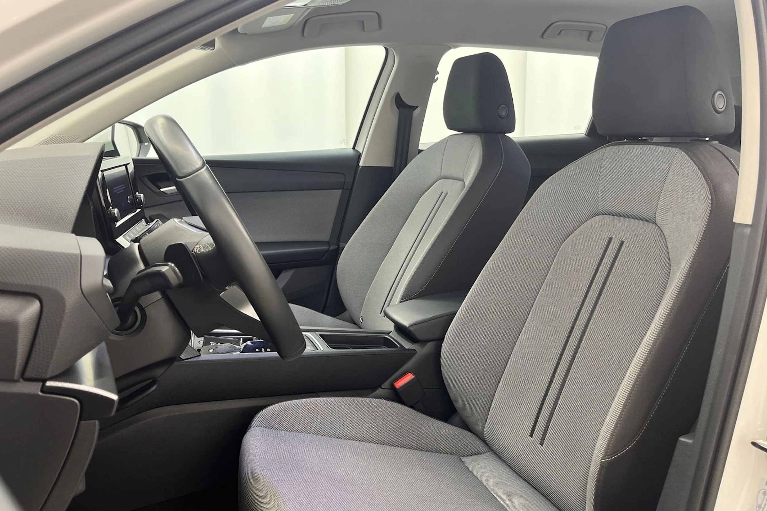 valkoinen SEAT Leon Sportstourer 2024 kuva 12.