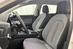valkoinen SEAT Leon Sportstourer 2024 kuva 12.