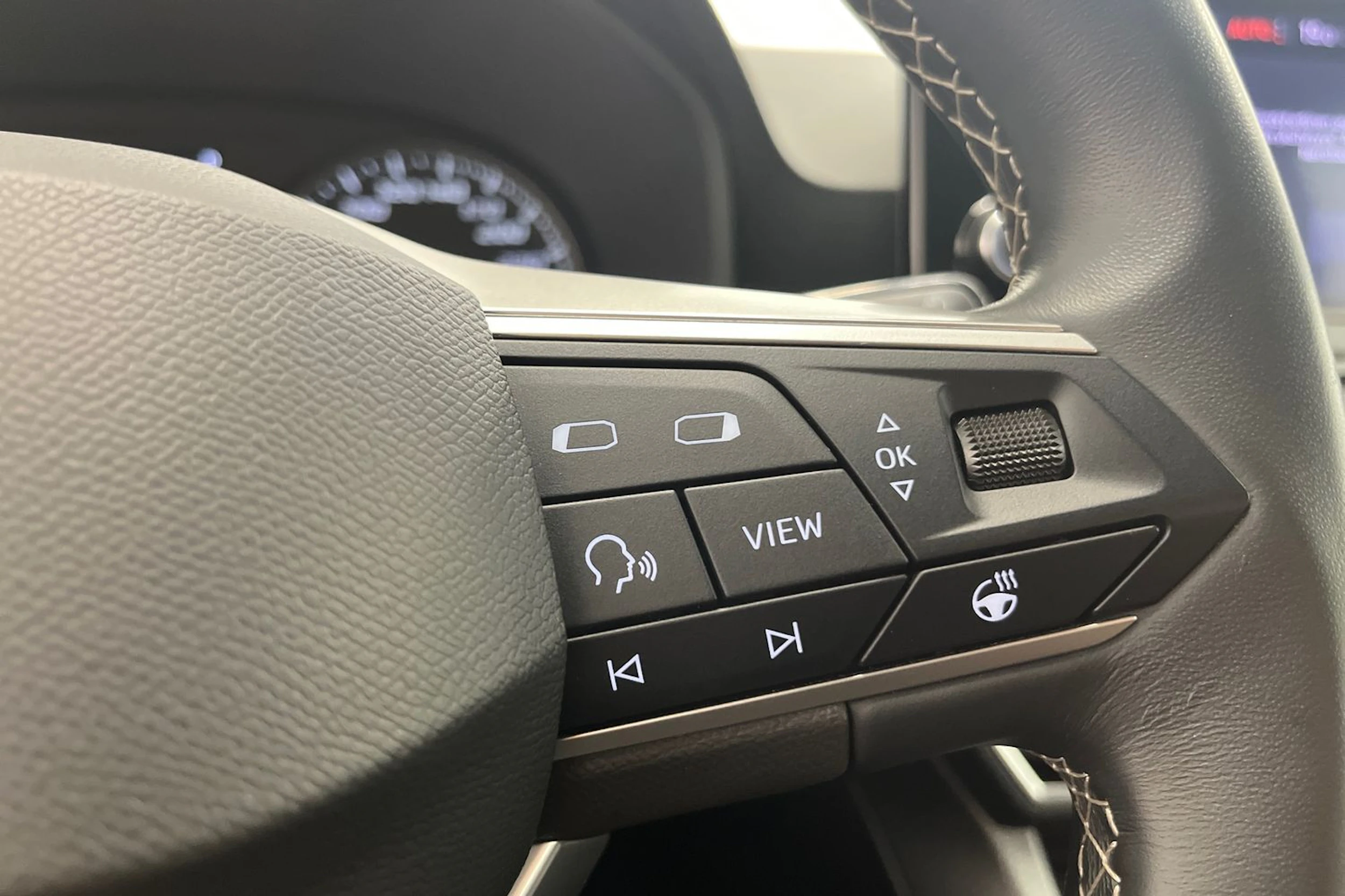 valkoinen SEAT Leon Sportstourer 2024 kuva 15.