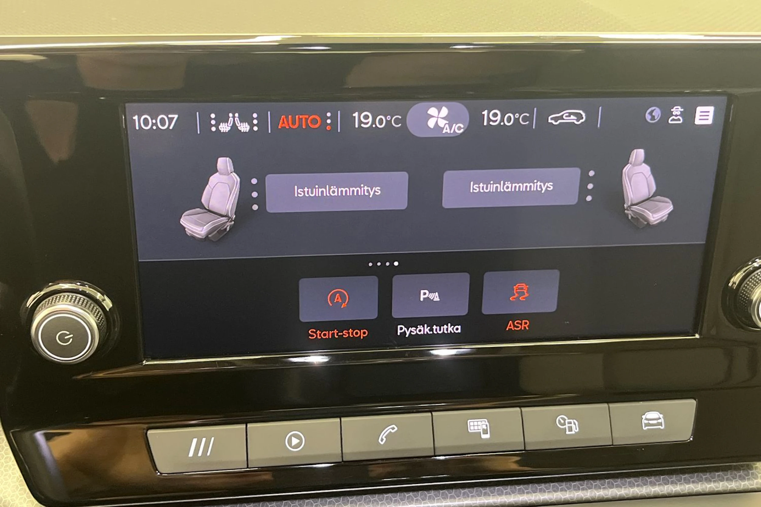 valkoinen SEAT Leon Sportstourer 2024 kuva 18.