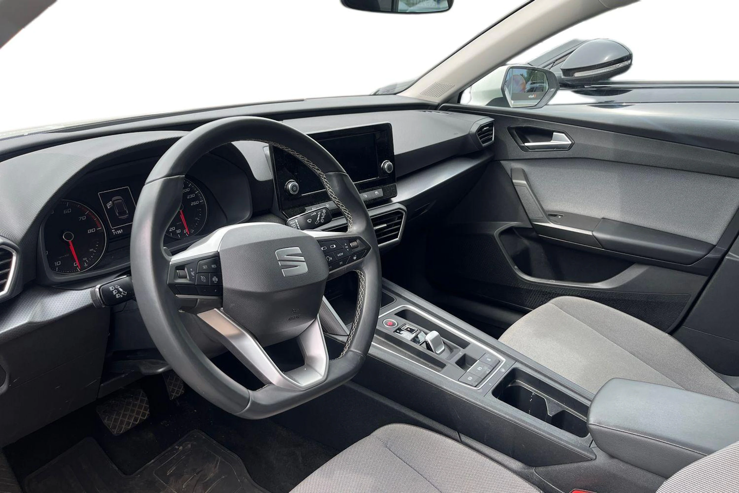 valkoinen SEAT Leon 2024 kuva 3.