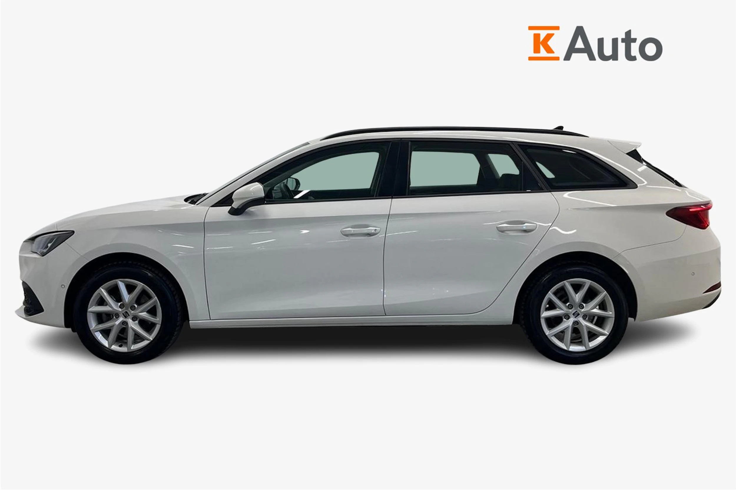 valkoinen SEAT Leon Sportstourer 2024 kuva 5.
