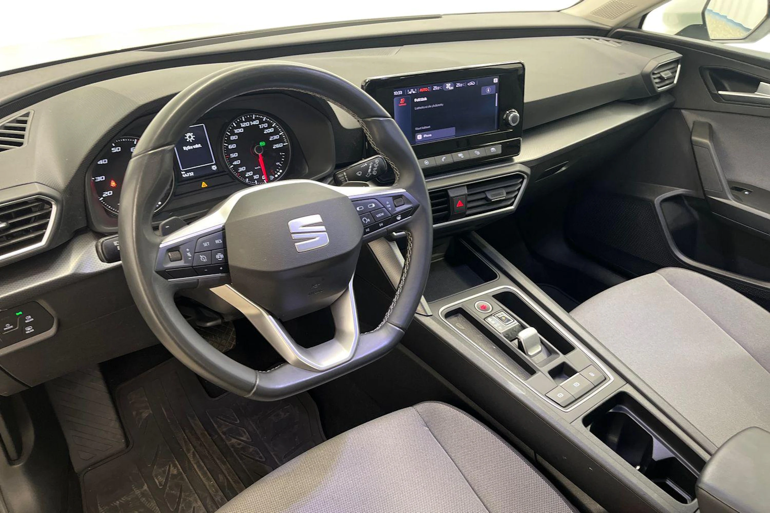 valkoinen SEAT Leon Sportstourer 2024 kuva 6.