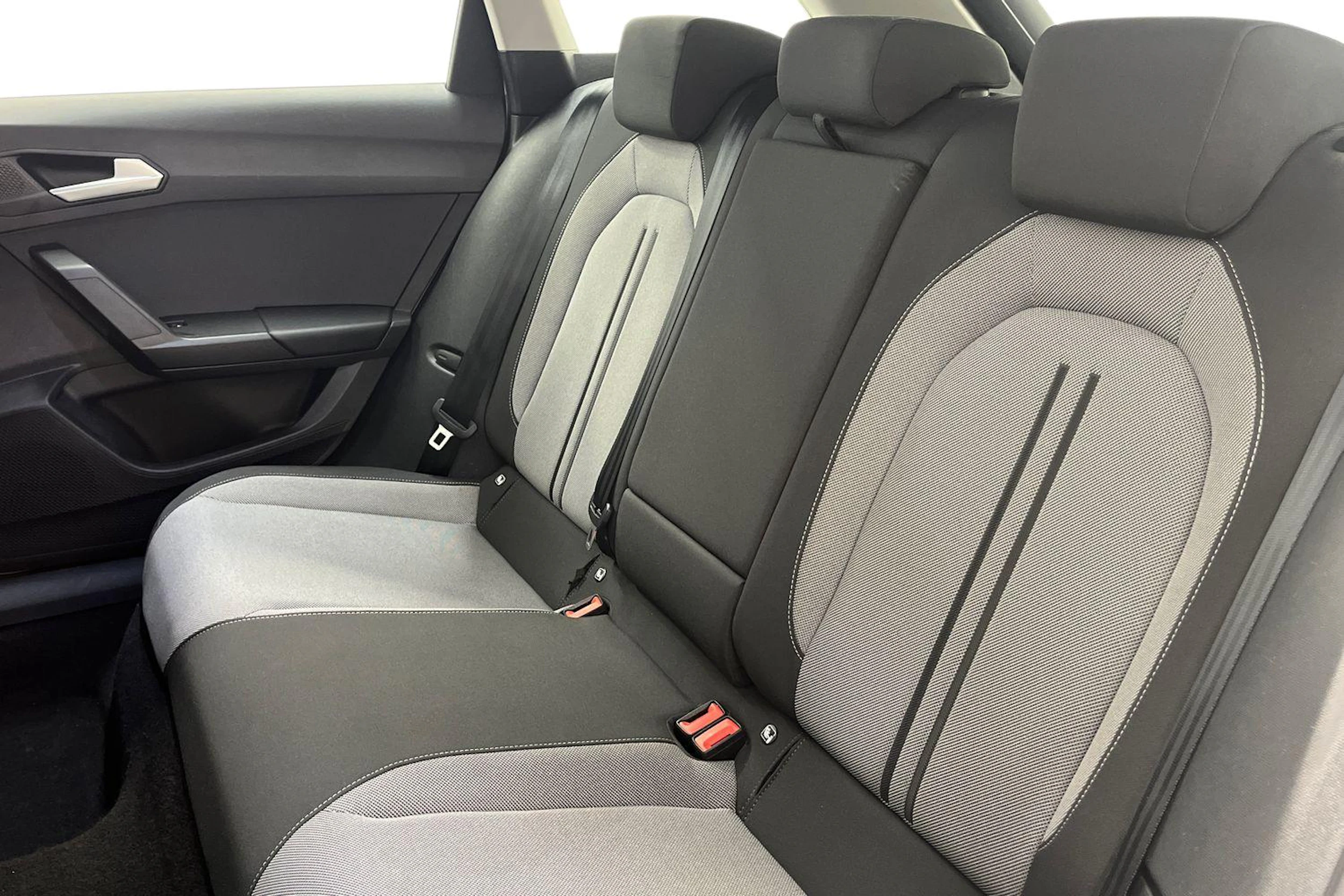 valkoinen SEAT Leon Sportstourer 2024 kuva 8.