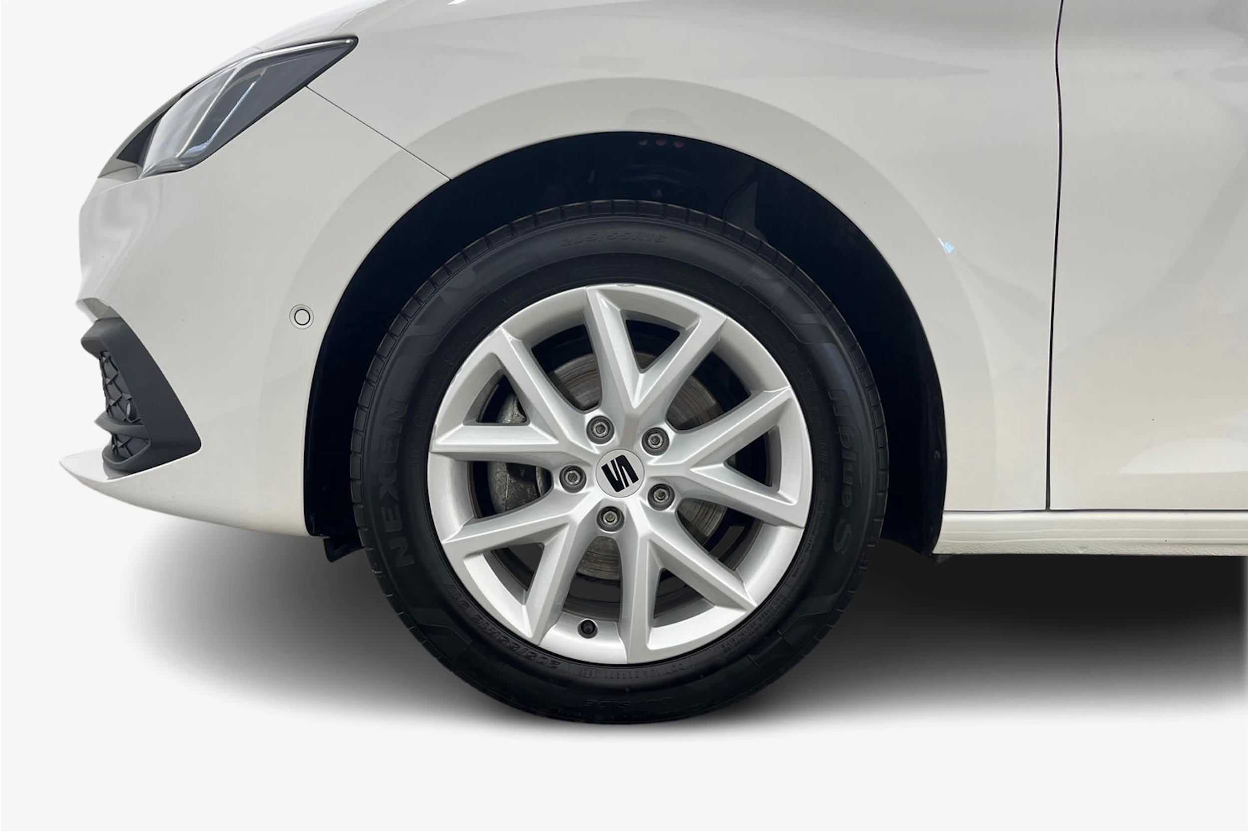 valkoinen SEAT Leon Sportstourer 2024 kuva 9.