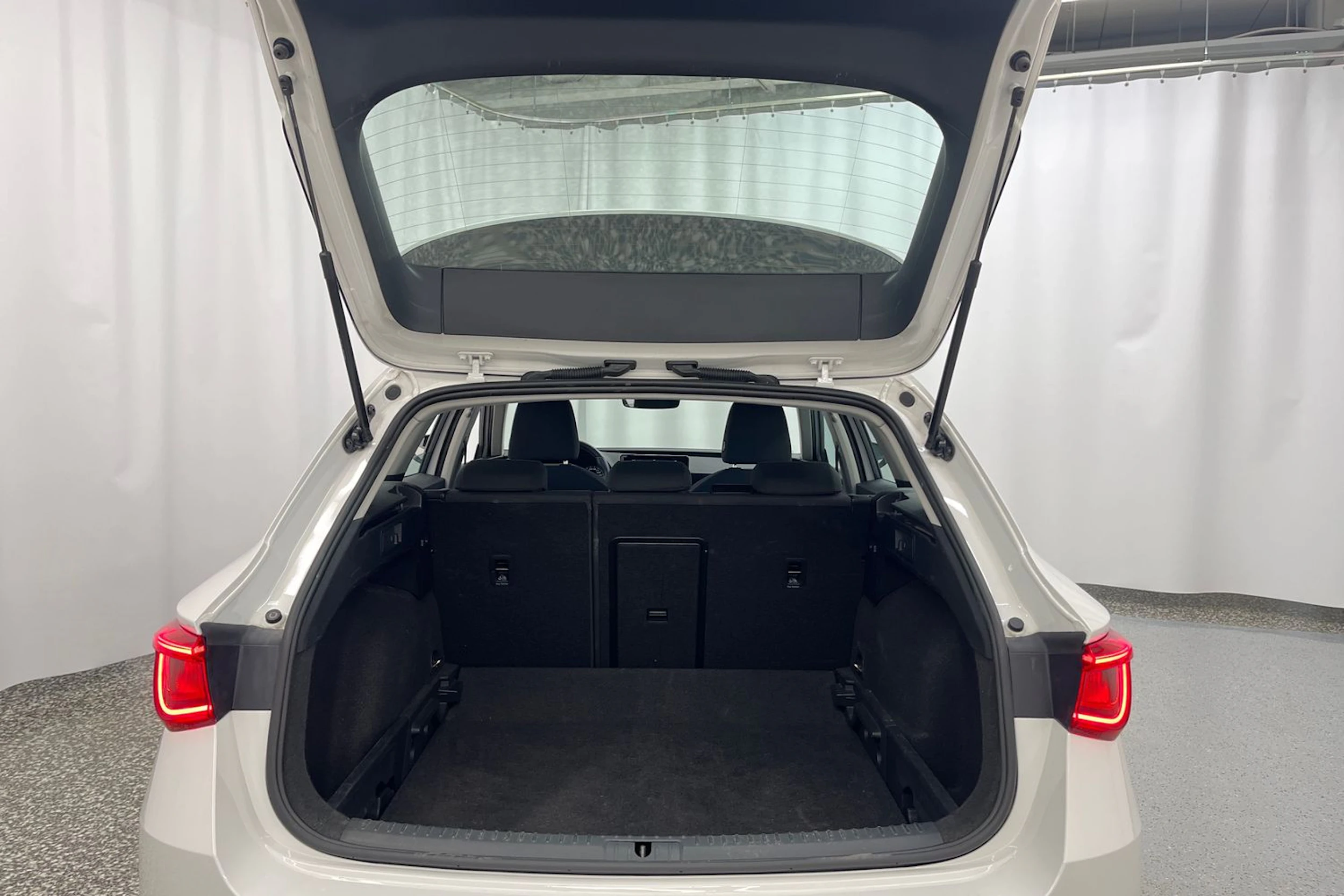 valkoinen SEAT Leon Sportstourer 2024 kuva 11.