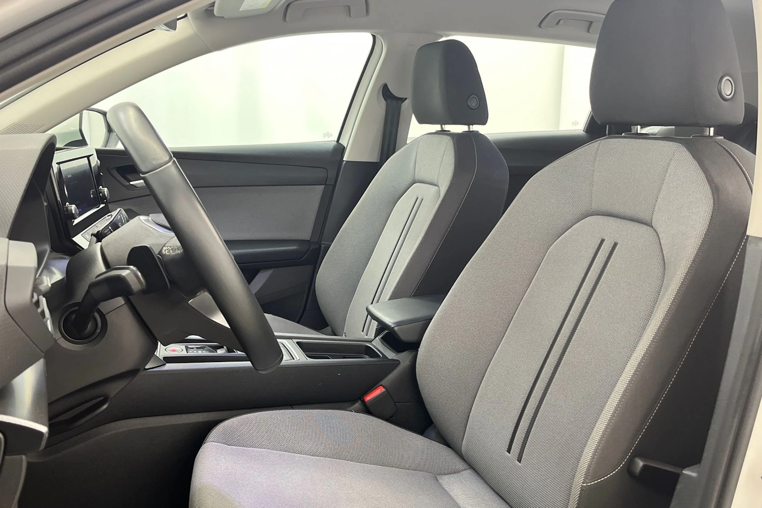 valkoinen SEAT Leon Sportstourer 2024 kuva 12.