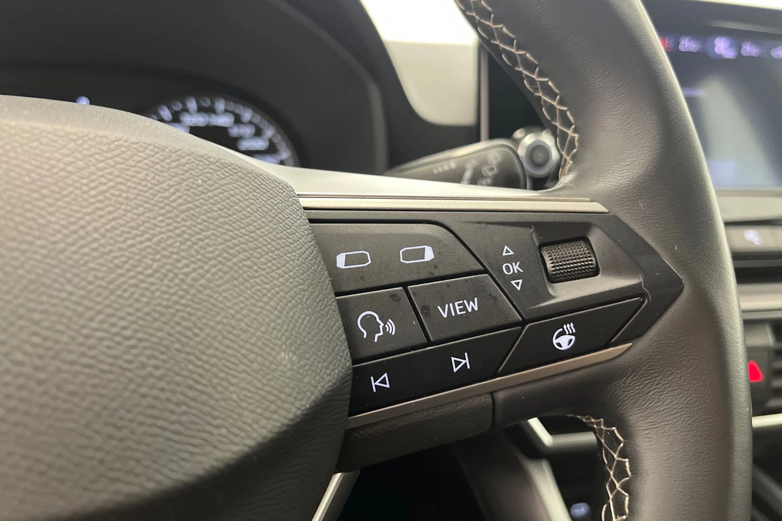 valkoinen SEAT Leon Sportstourer 2024 kuva 15.