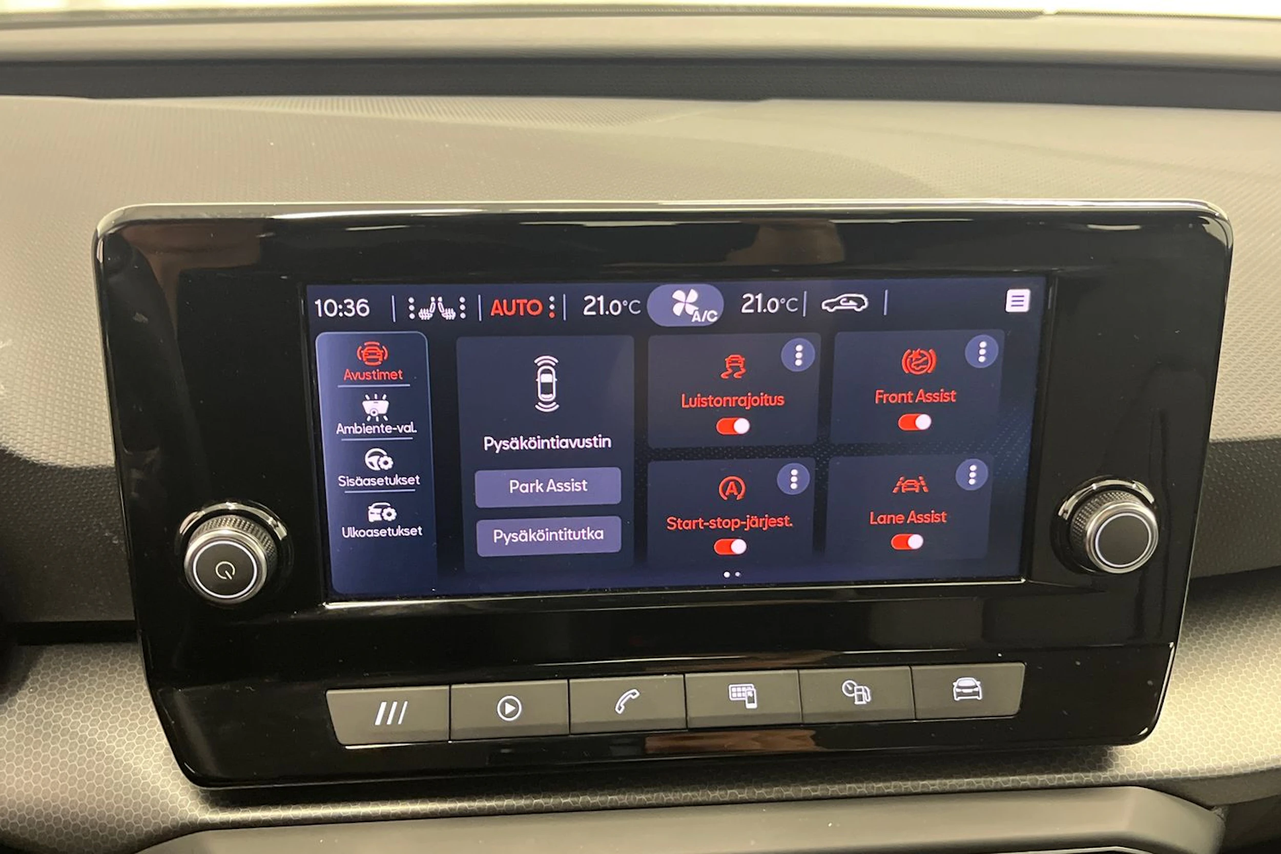 valkoinen SEAT Leon Sportstourer 2024 kuva 19.
