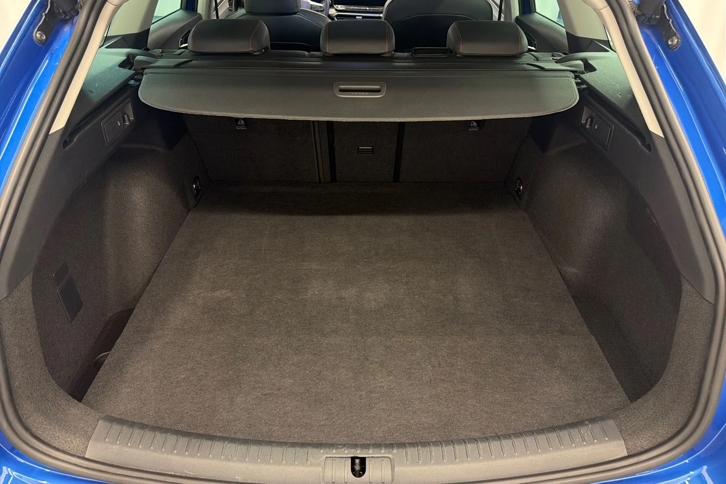 sininen SEAT Leon Sportstourer 2025 kuva 13.