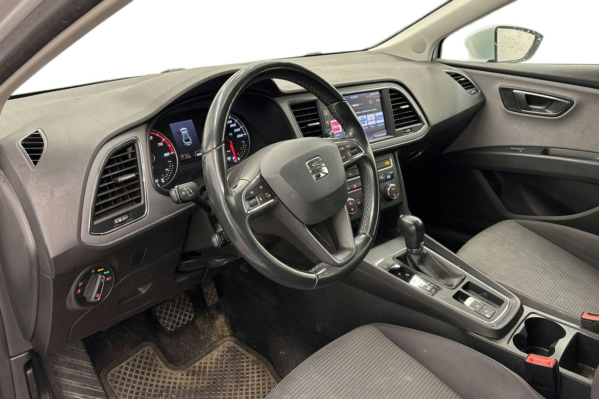 valkoinen SEAT Leon Sportourer ST 2019 kuva 3.