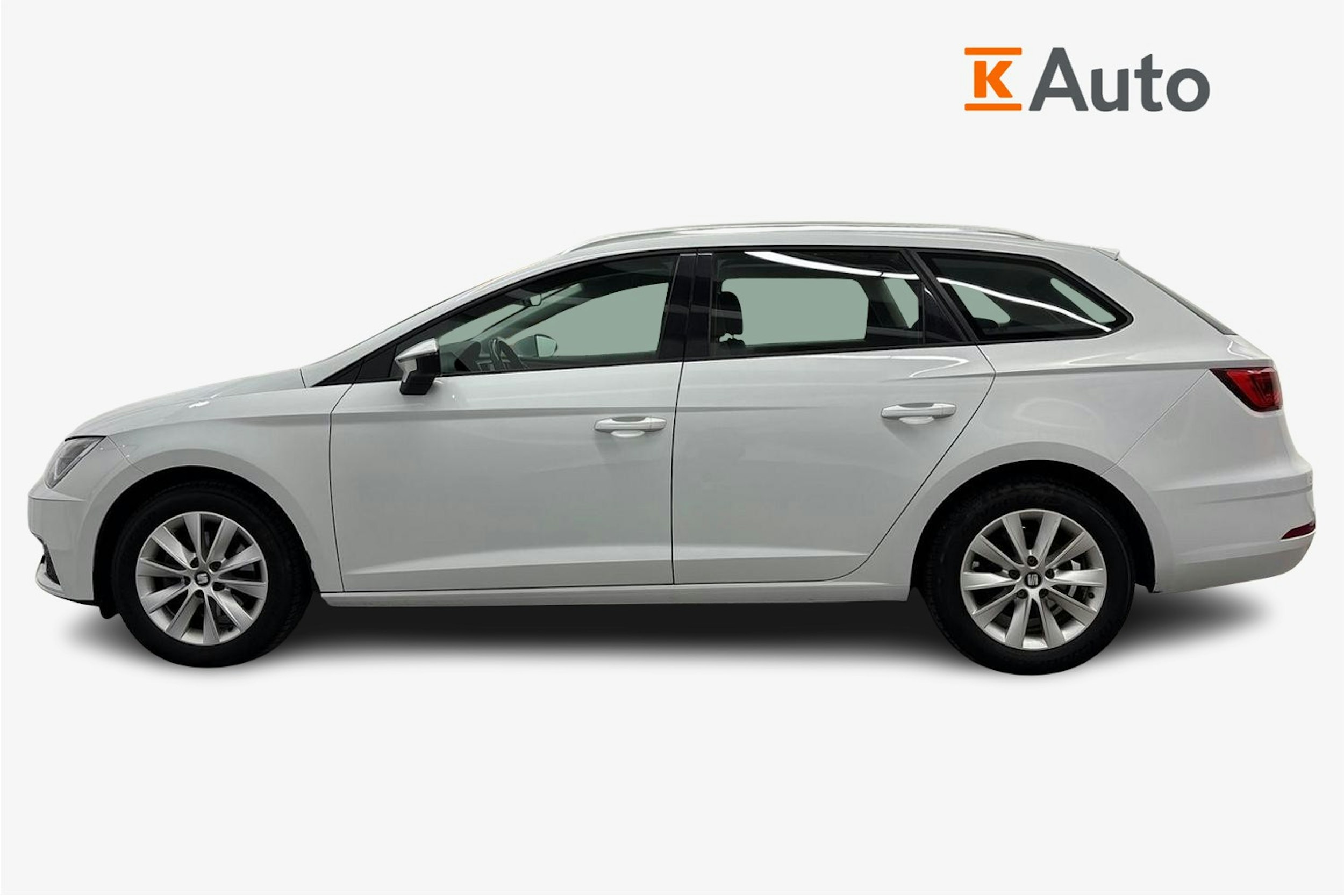 valkoinen SEAT Leon Sportourer ST 2019 kuva 6.