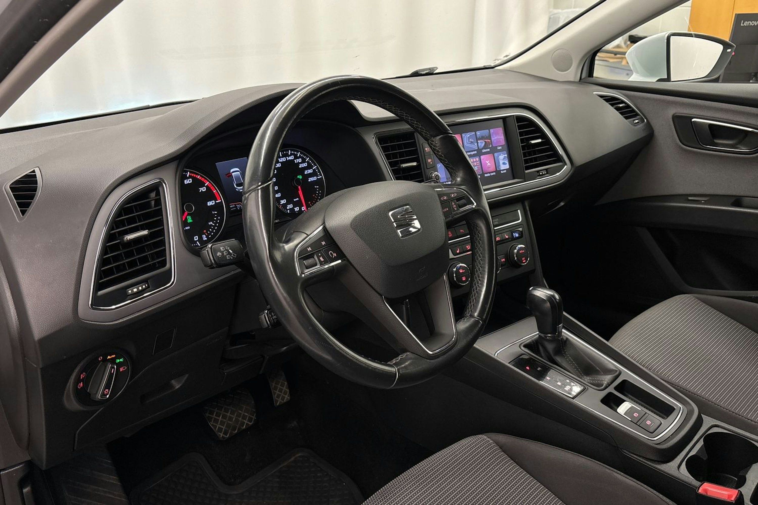 valkoinen SEAT Leon Sportourer ST 2019 kuva 7.