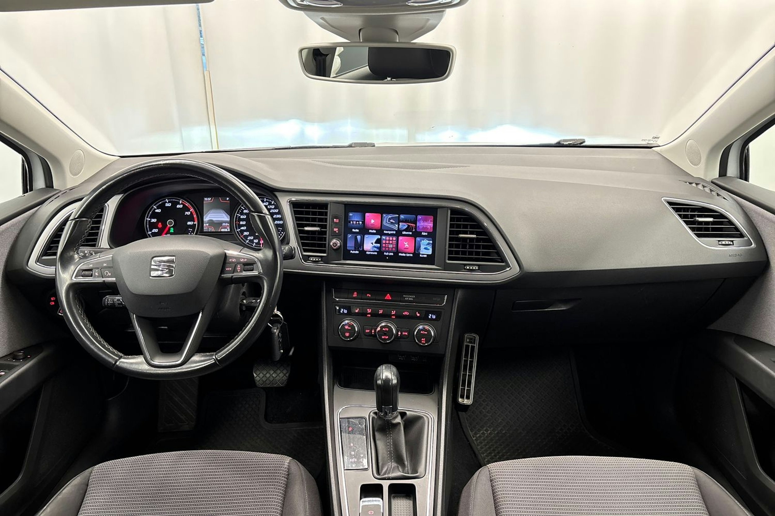 valkoinen SEAT Leon Sportourer ST 2019 kuva 9.