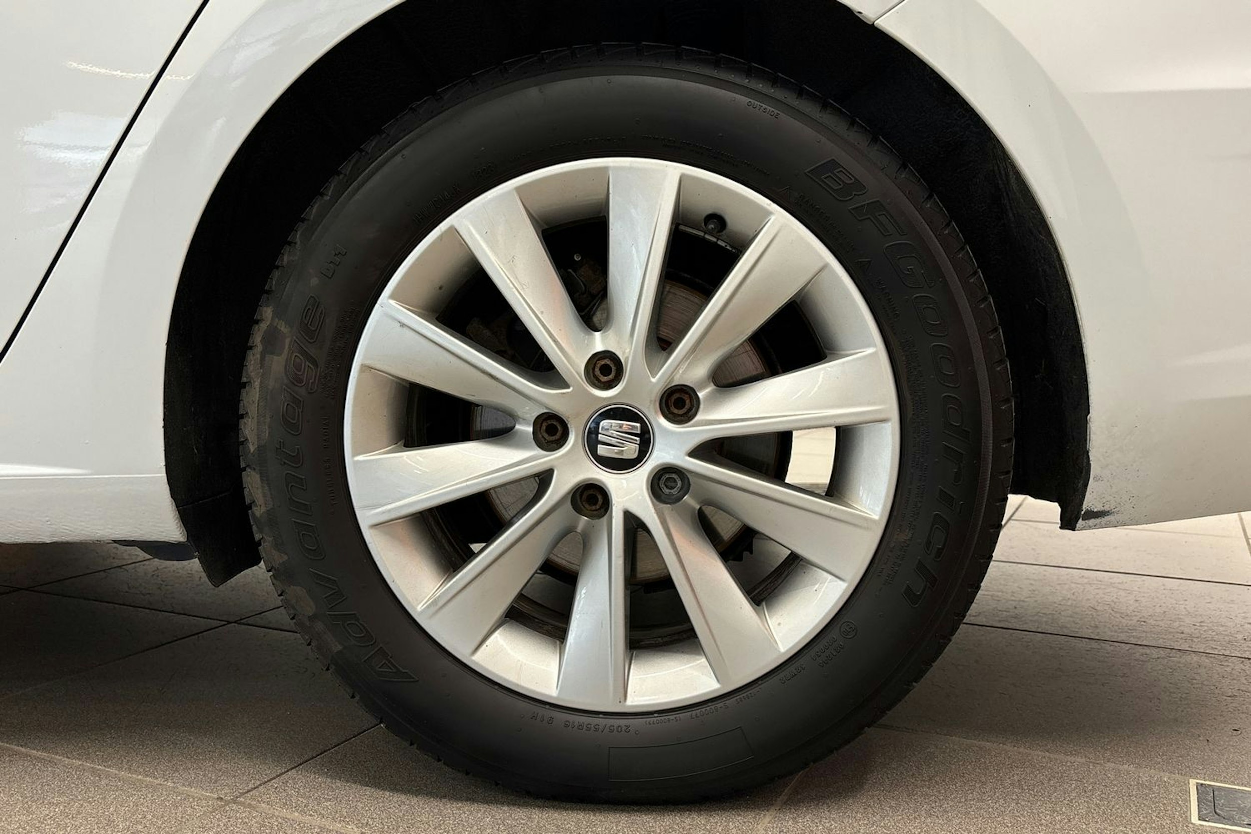 valkoinen SEAT Leon Sportourer ST 2019 kuva 11.