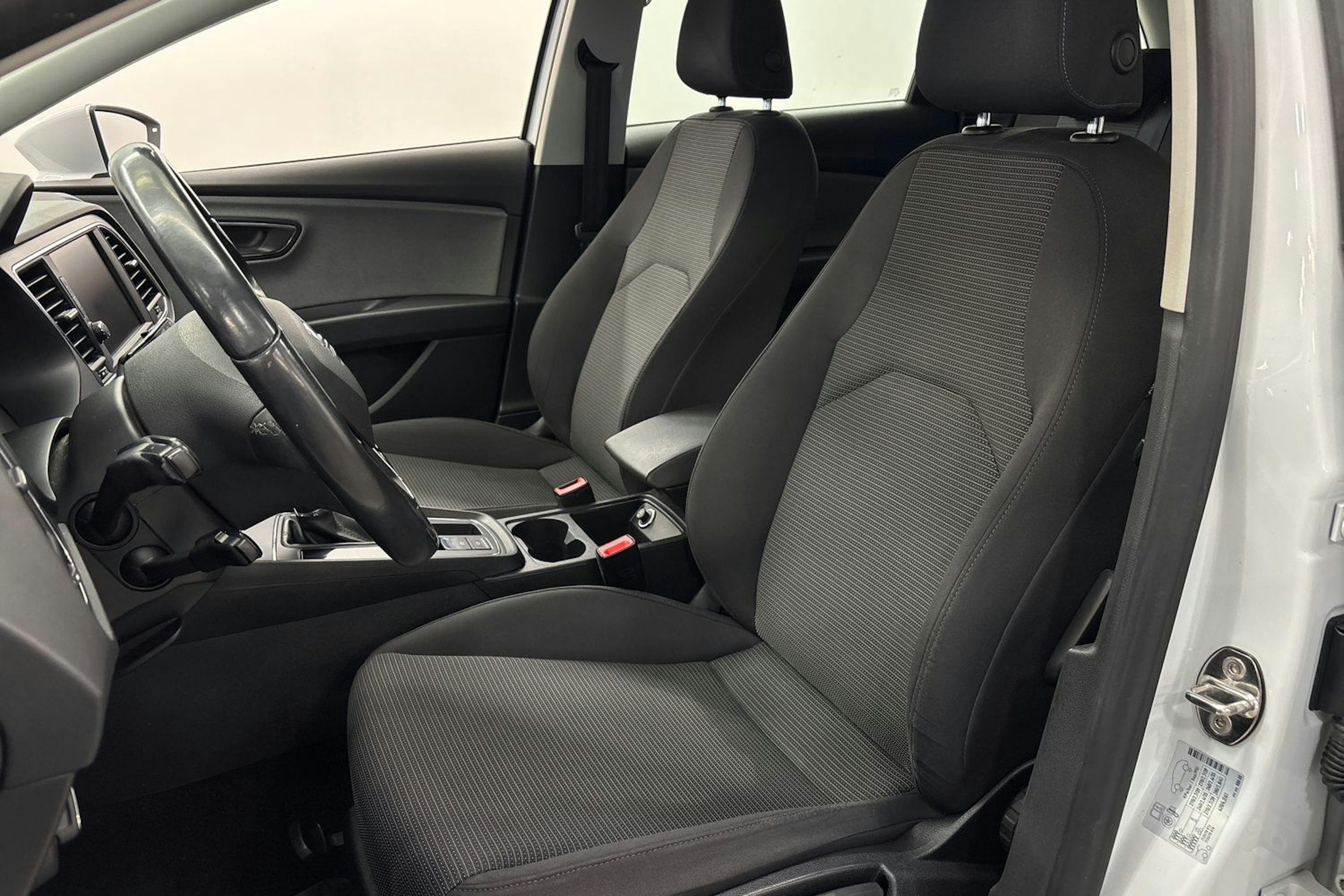 valkoinen SEAT Leon Sportourer ST 2019 kuva 14.